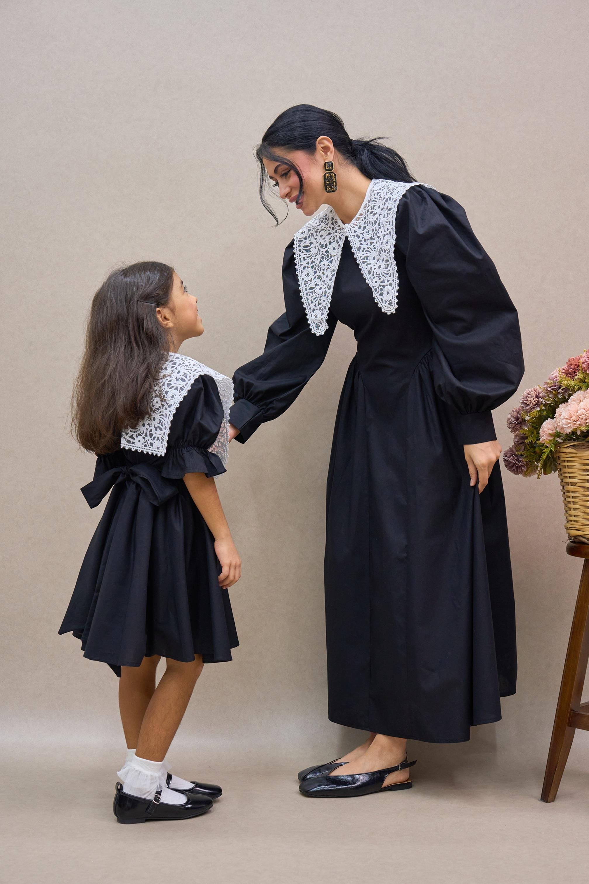 Vintage Seyyar Yakalı Siyah Poplin Pileli Anne Elbise ve Vintage Yakalı Kız Çocuk Kloş Elbise Anne-Kız Kombini (TEKLİ SATILMAKTADIR)