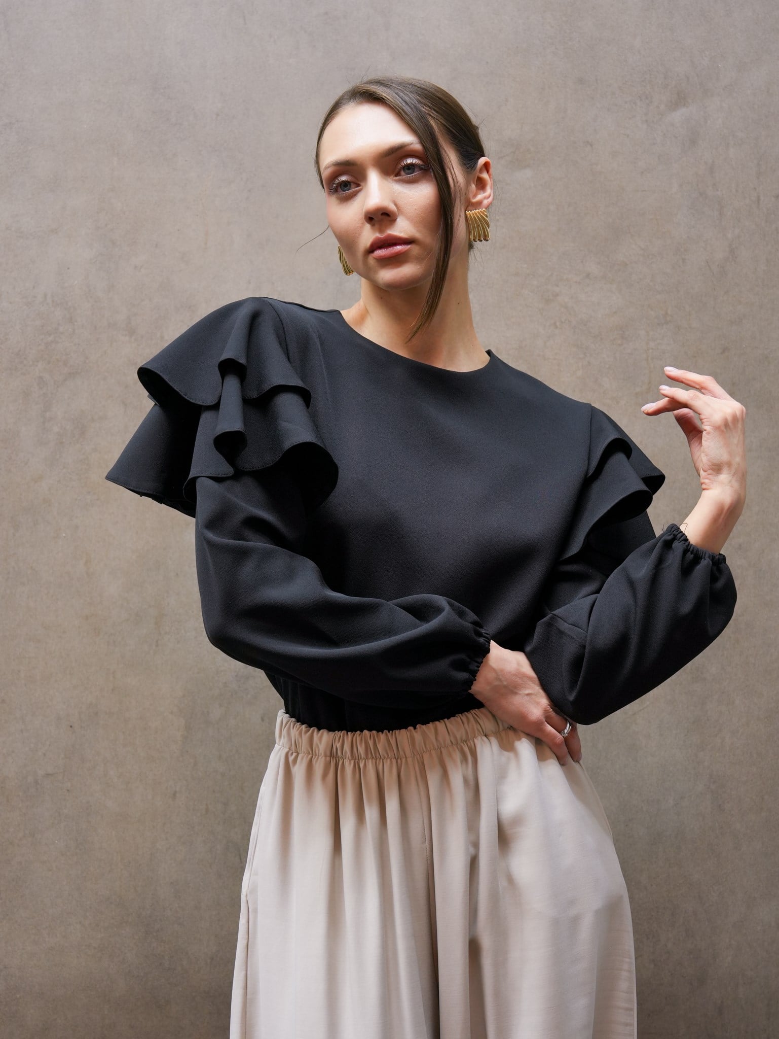 Siyah Volanlı Krep Bluz