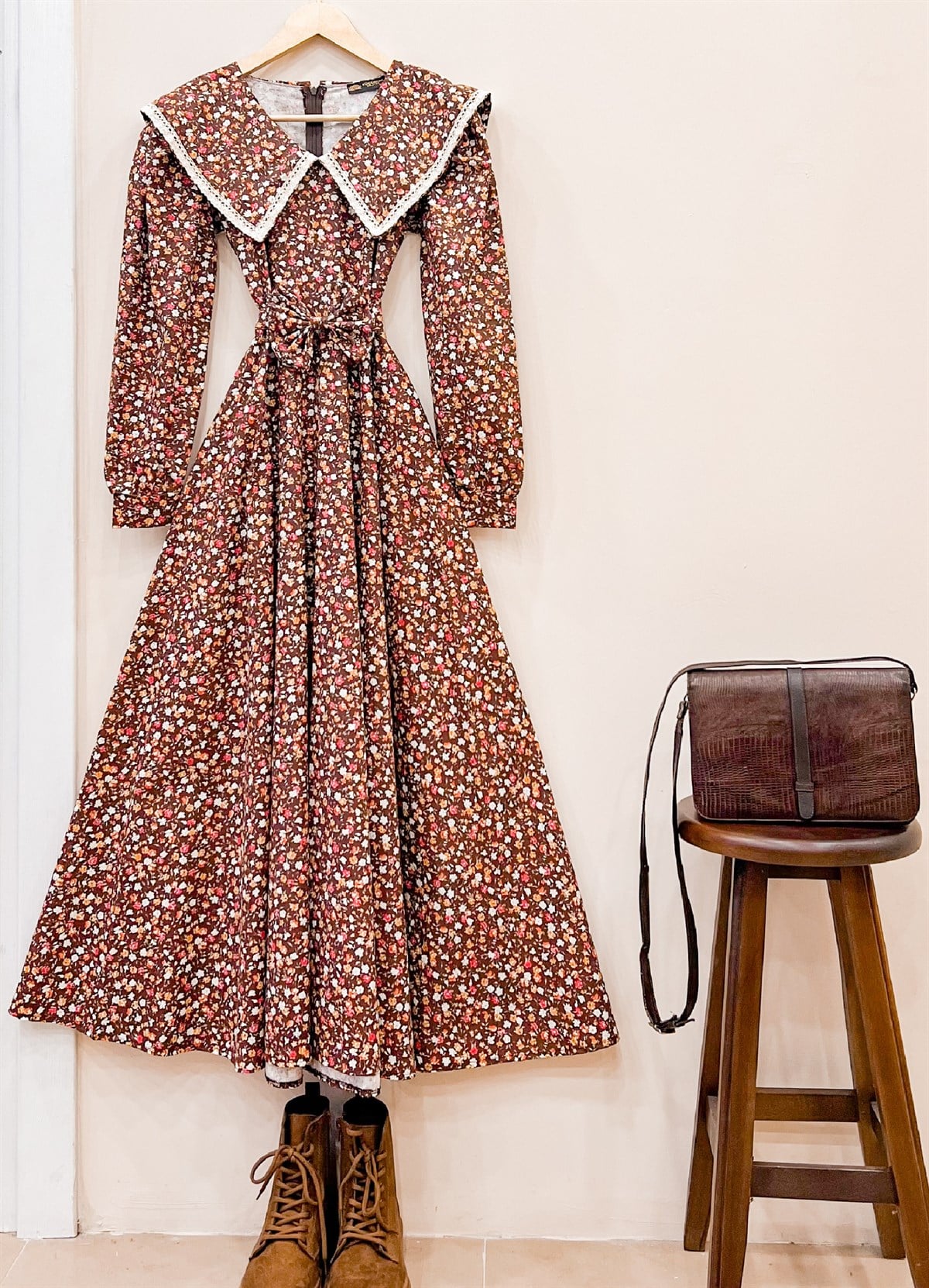 Uzun Kollu Seyyar Yakalı Kahverengi Çiçekli Kat Kat Elbise