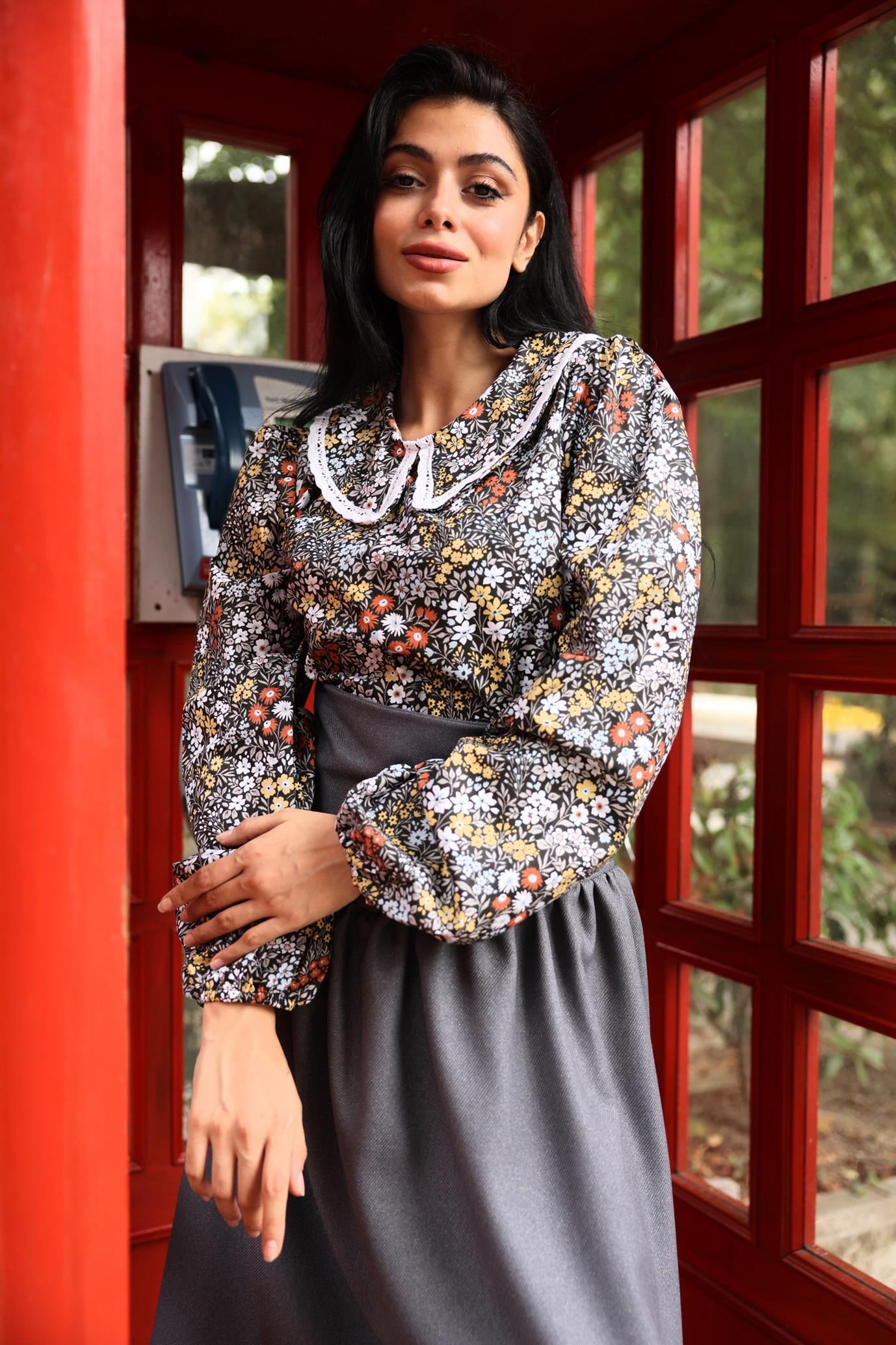 Vintage Siyah-Mavi Çiçekli Bebe Yaka Dantelli Poplin Bluz