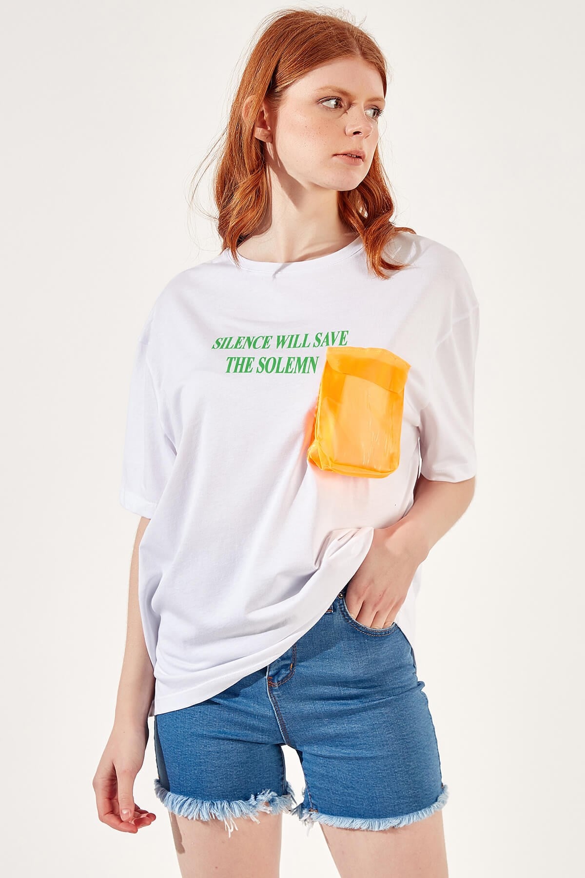 Beyaz Körüklü Cepli Baskılı T-Shirt