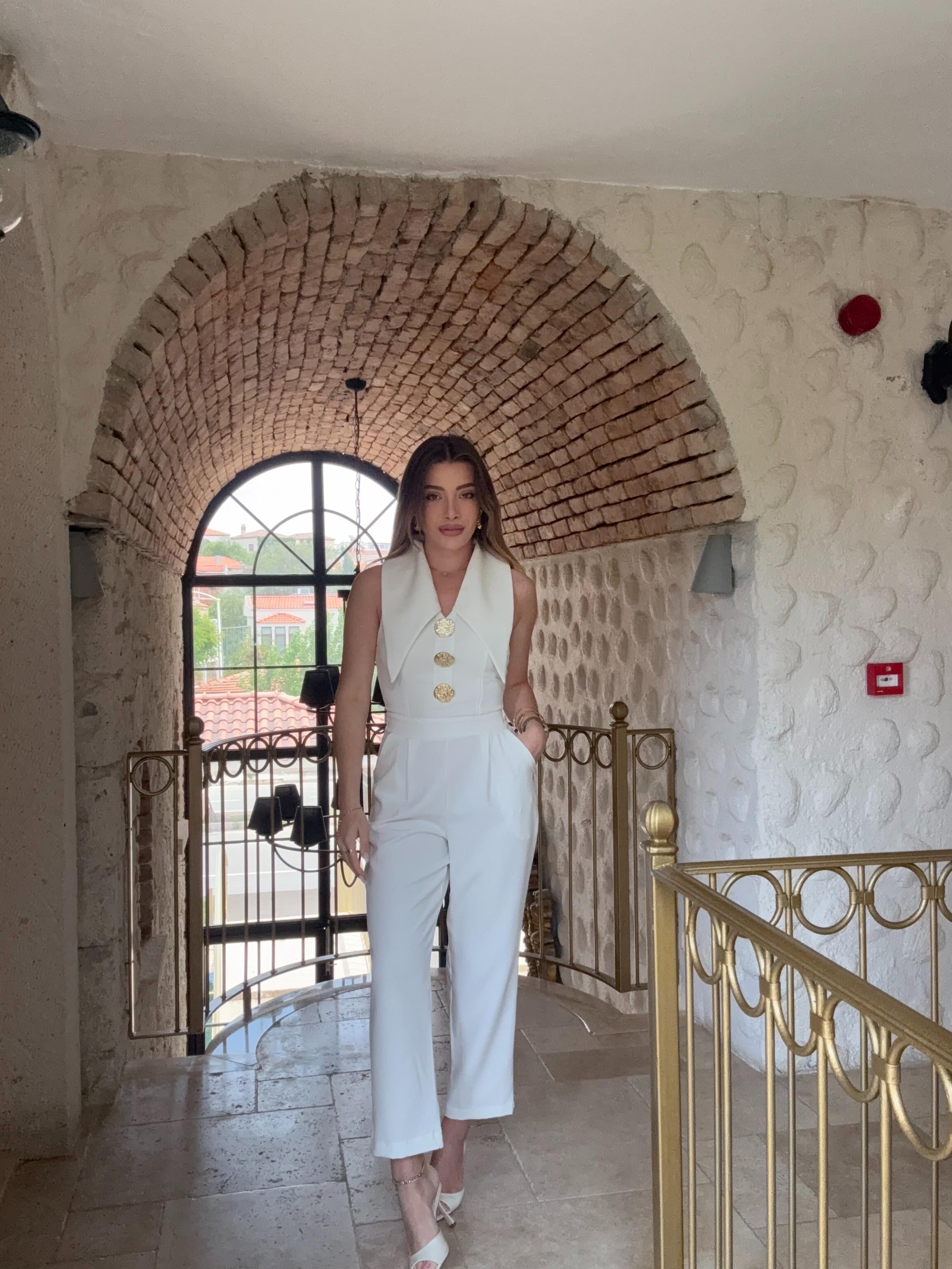 Beyaz Geniş Yakalı Gold Düğmeli Tulum