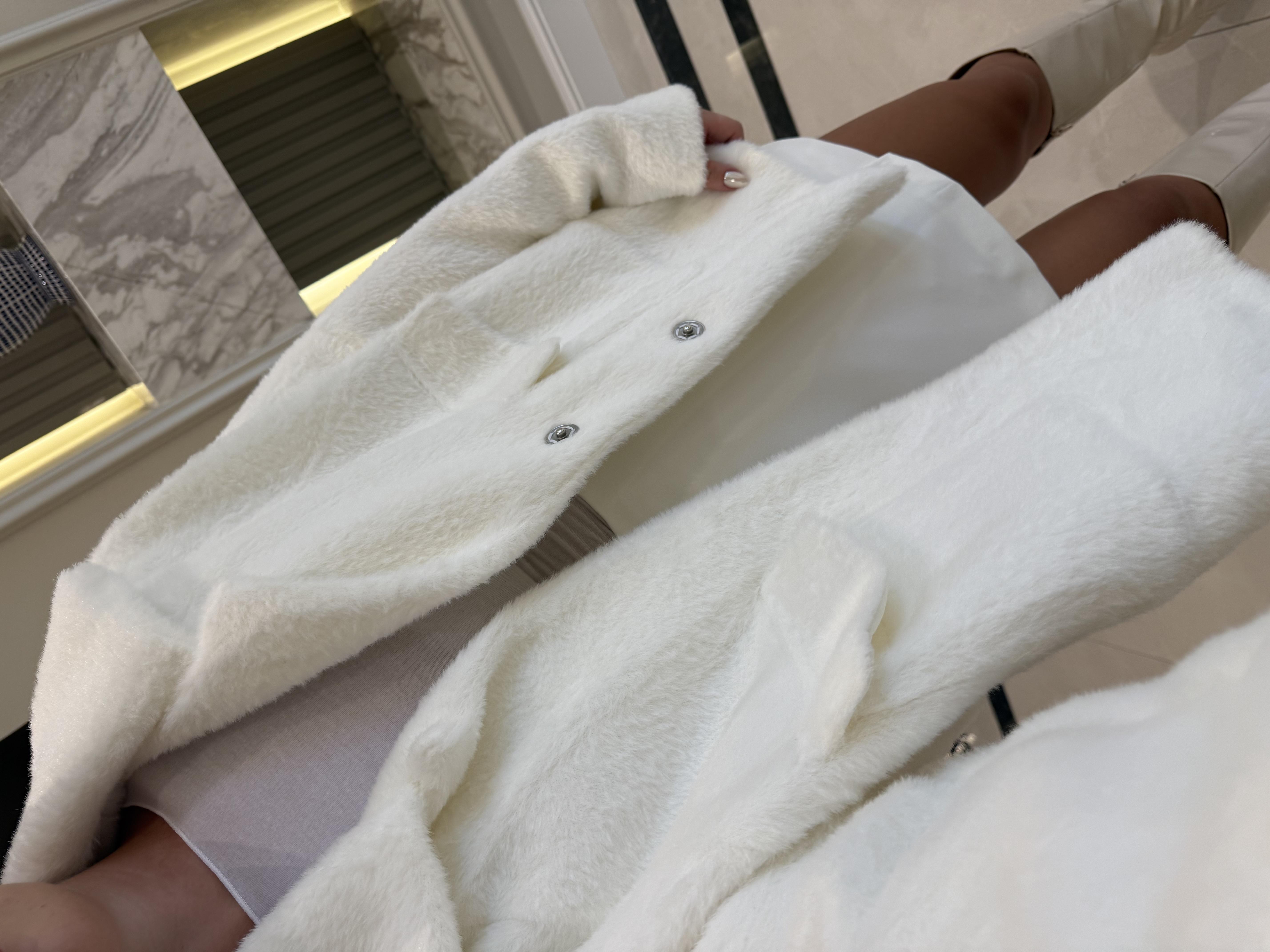 Beyaz  Marka Model Cep Detaylı Oversıze Kürk