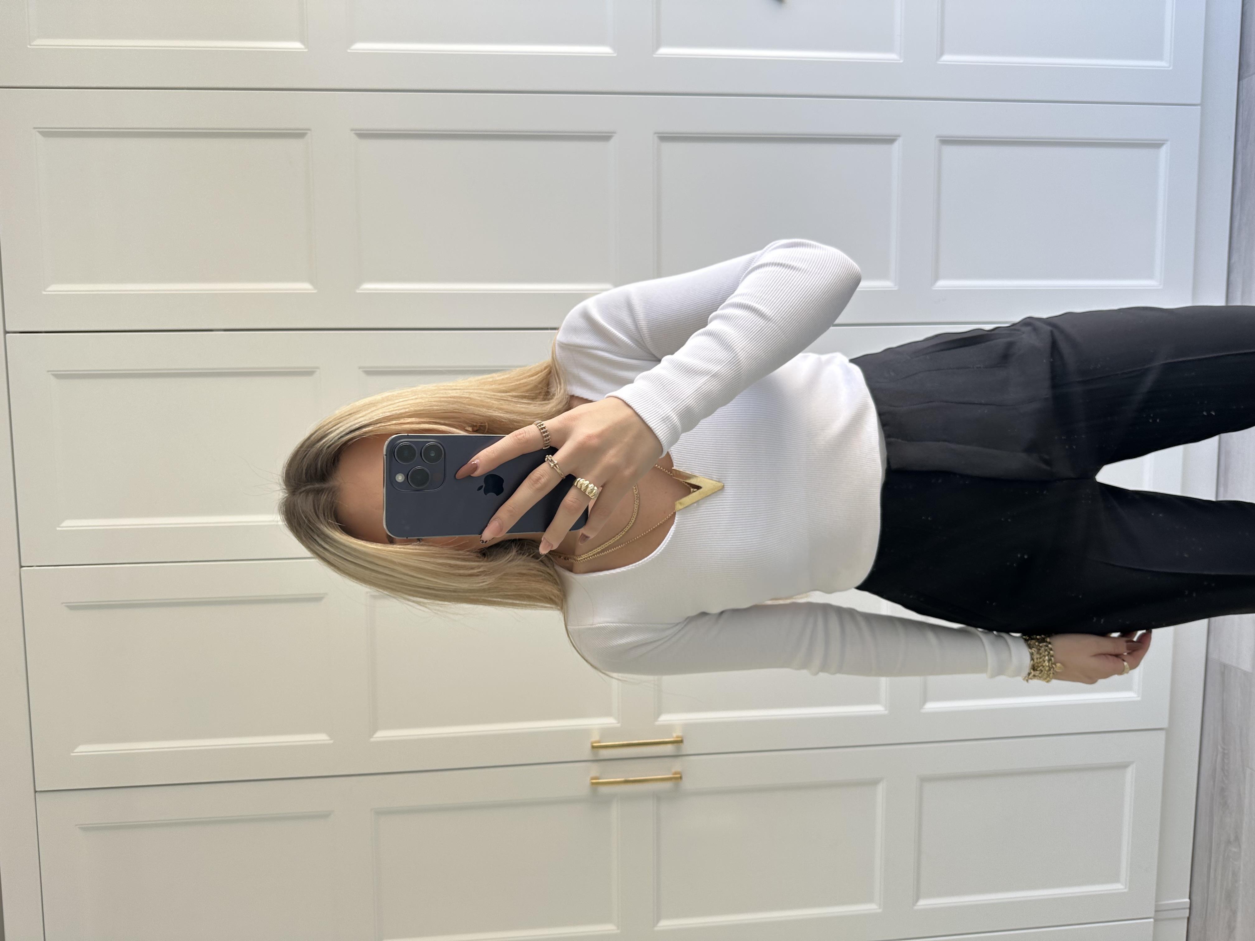 Beyaz Metal Aksesuarlı Damla Yaka Body