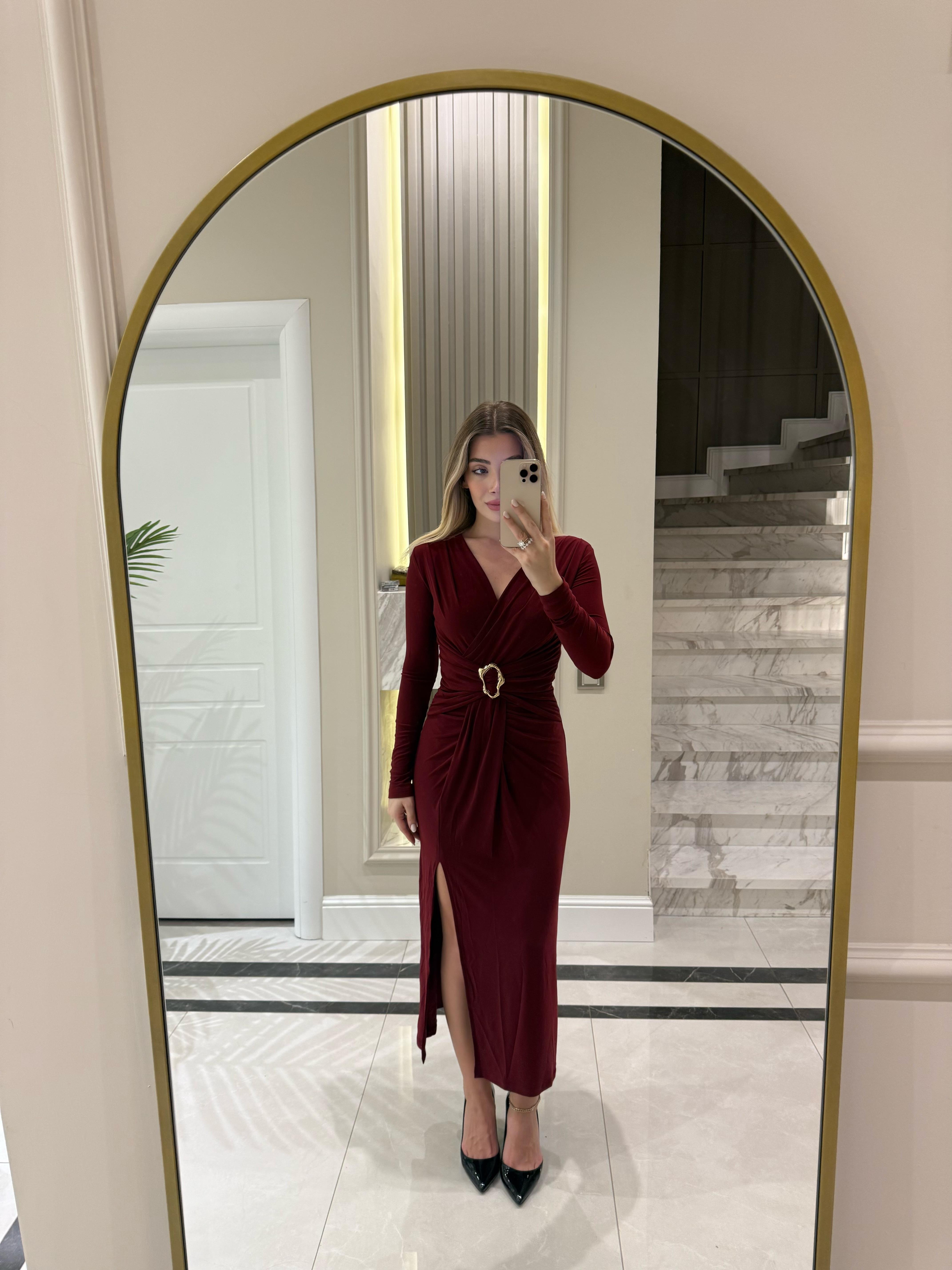Bordo Broş Detaylı Yırtmaçlı Elbise