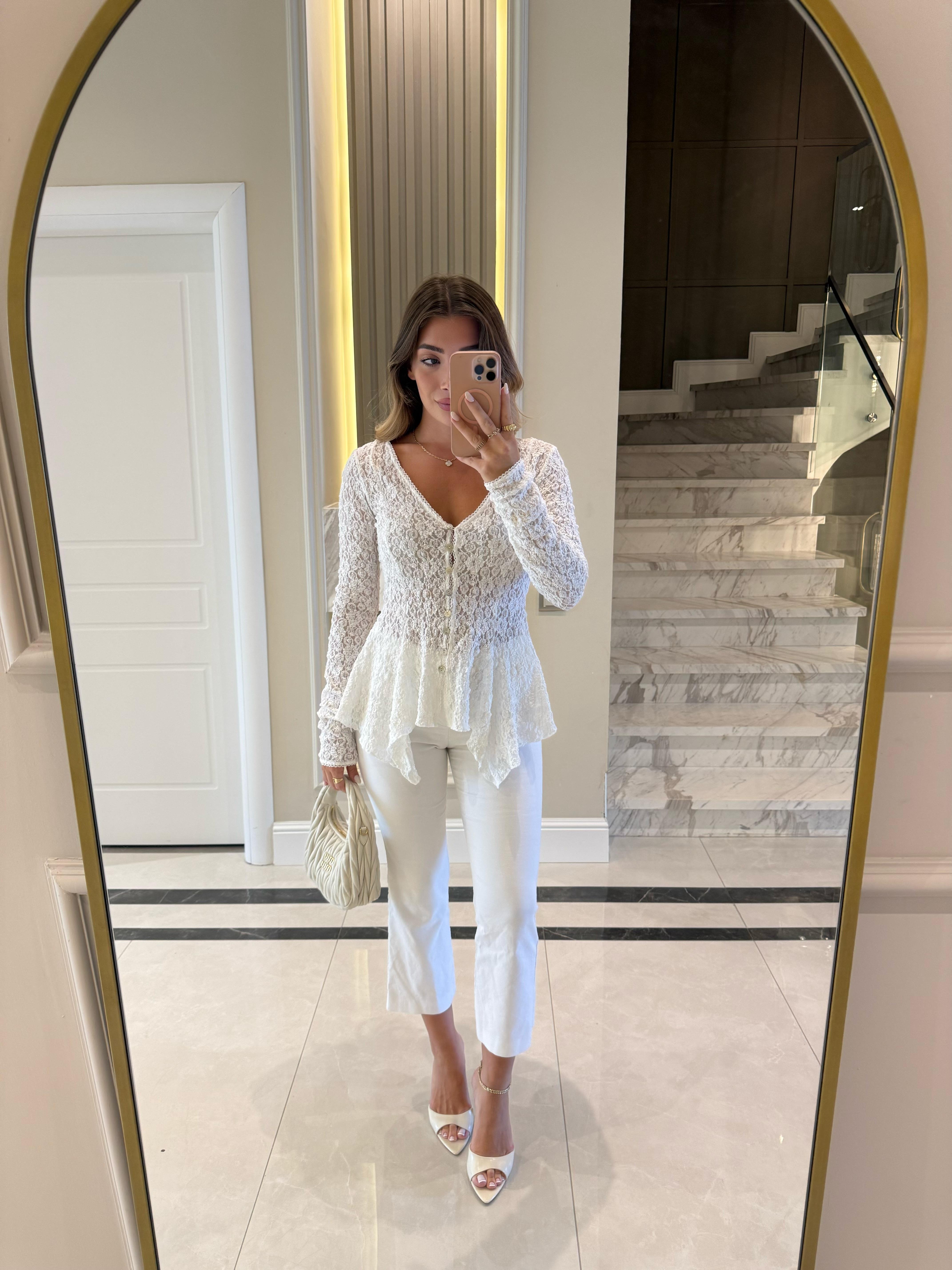 Ekru  Düğmeli Peplum Dantel Hırka