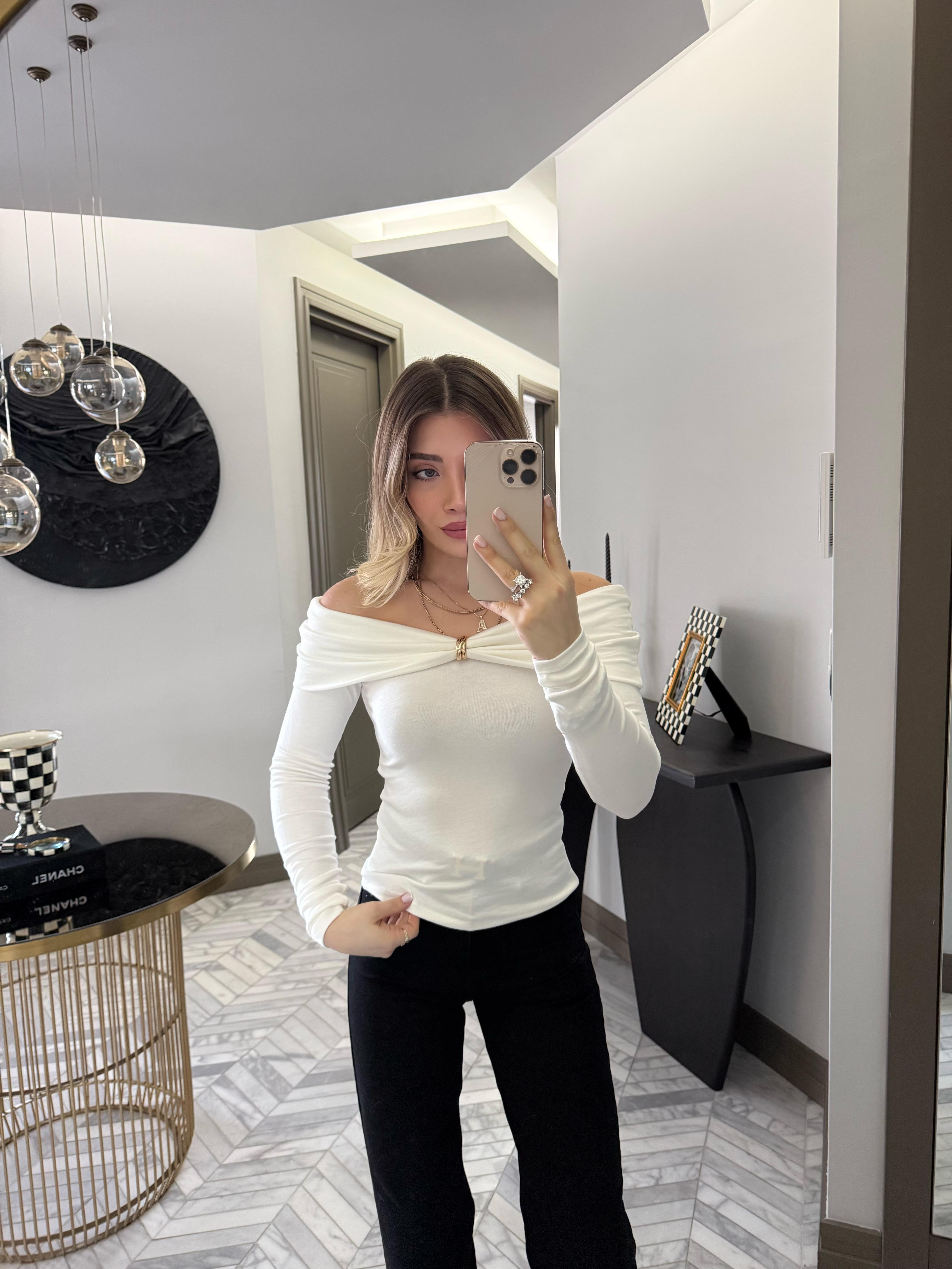 Ekru Madonna Yaka Aksesuarlı Bluz-1100