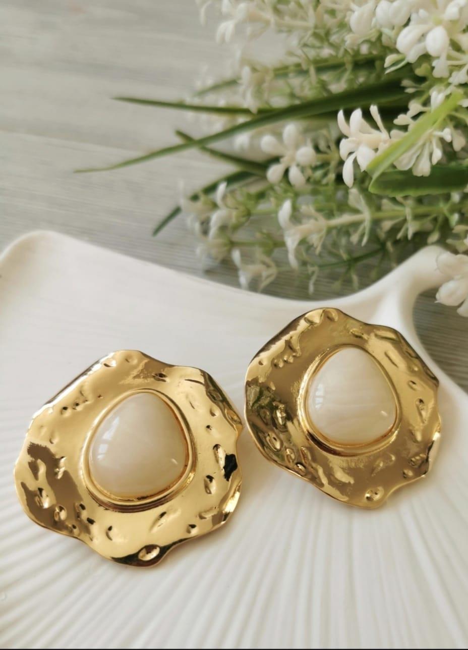 Ekru Mineli Kareo Gold Küpe