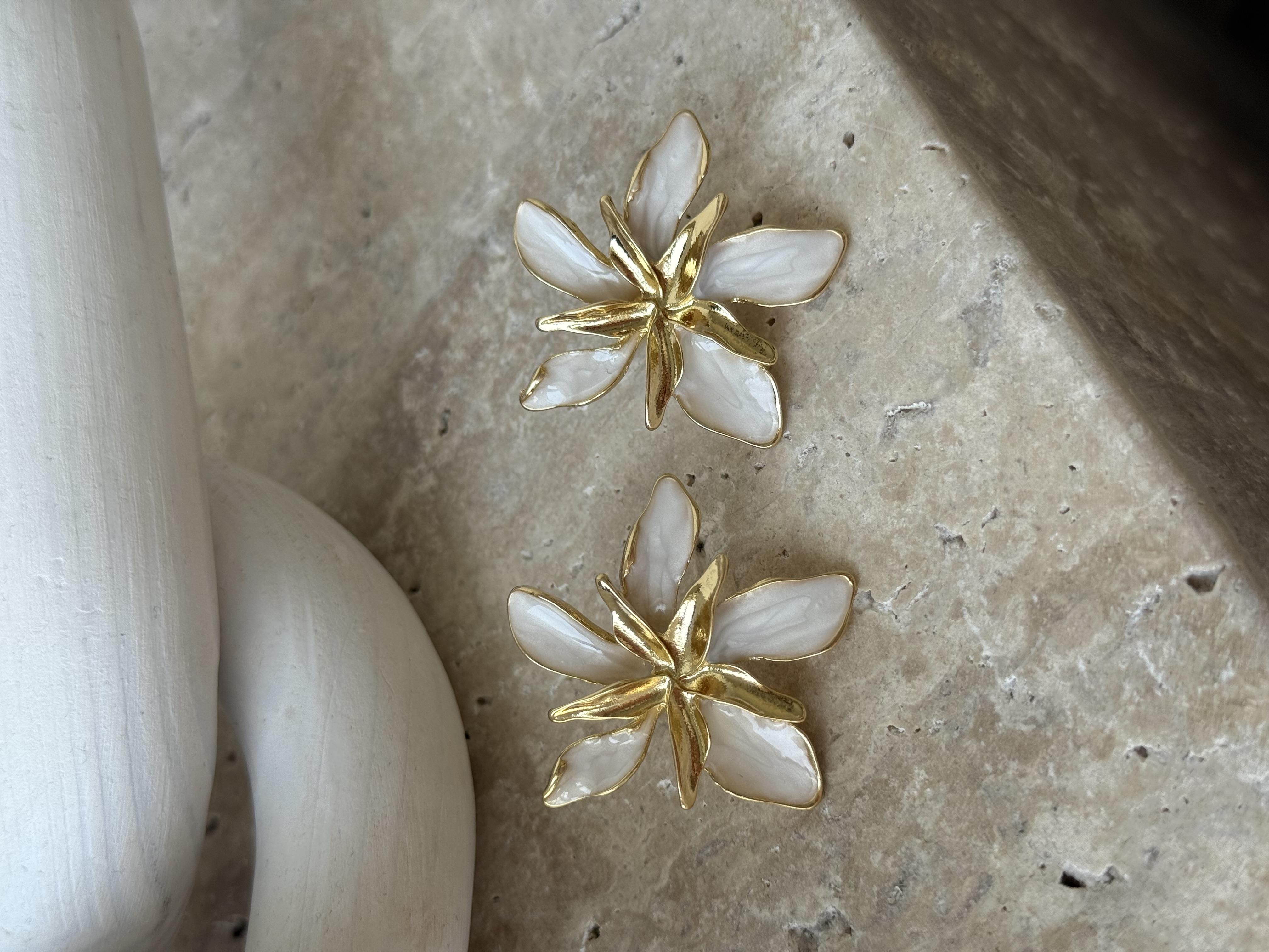 Ekru Mineli Mini Çiçek Küpe