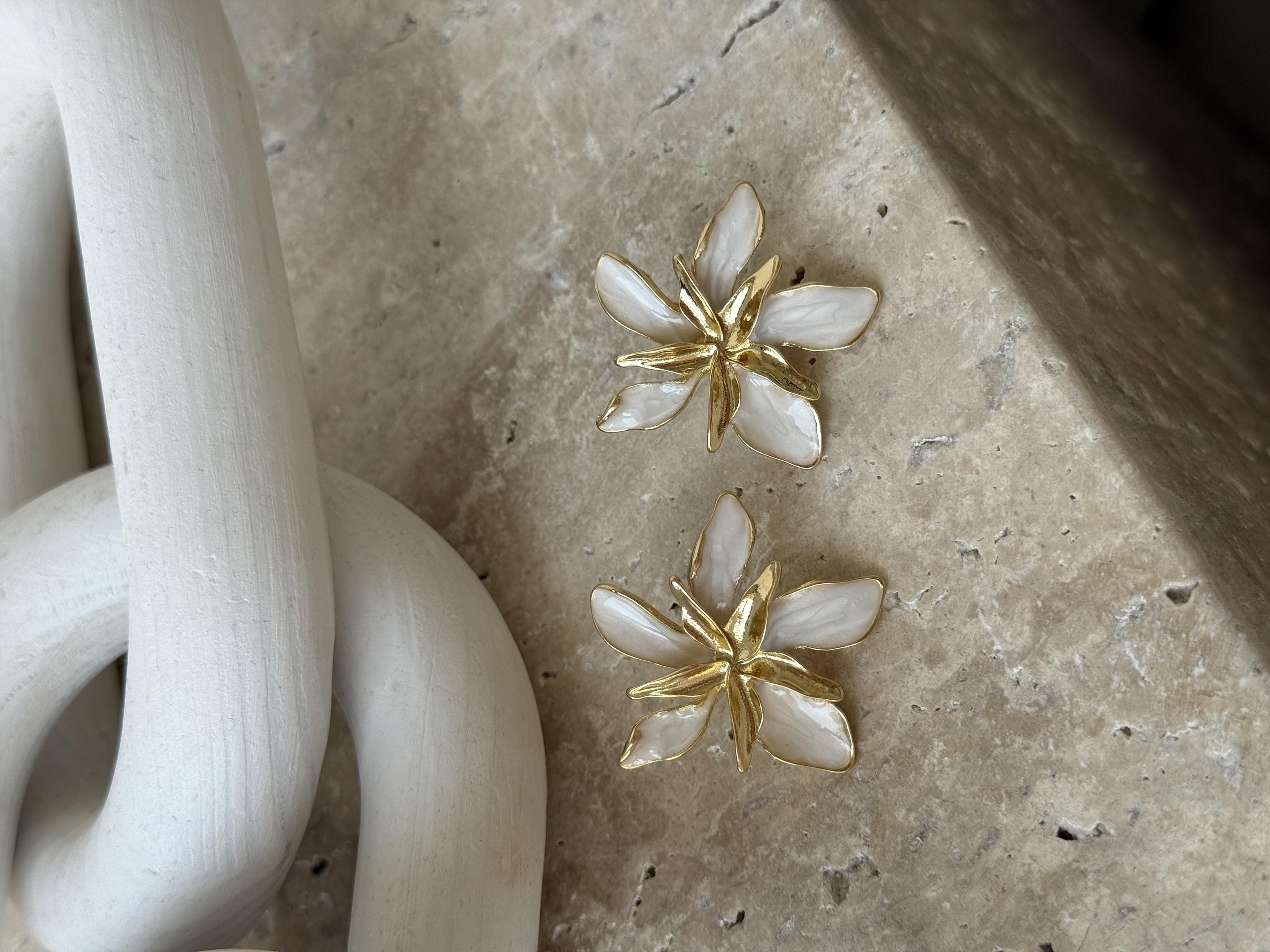 Ekru Mineli Mini Çiçek Küpe