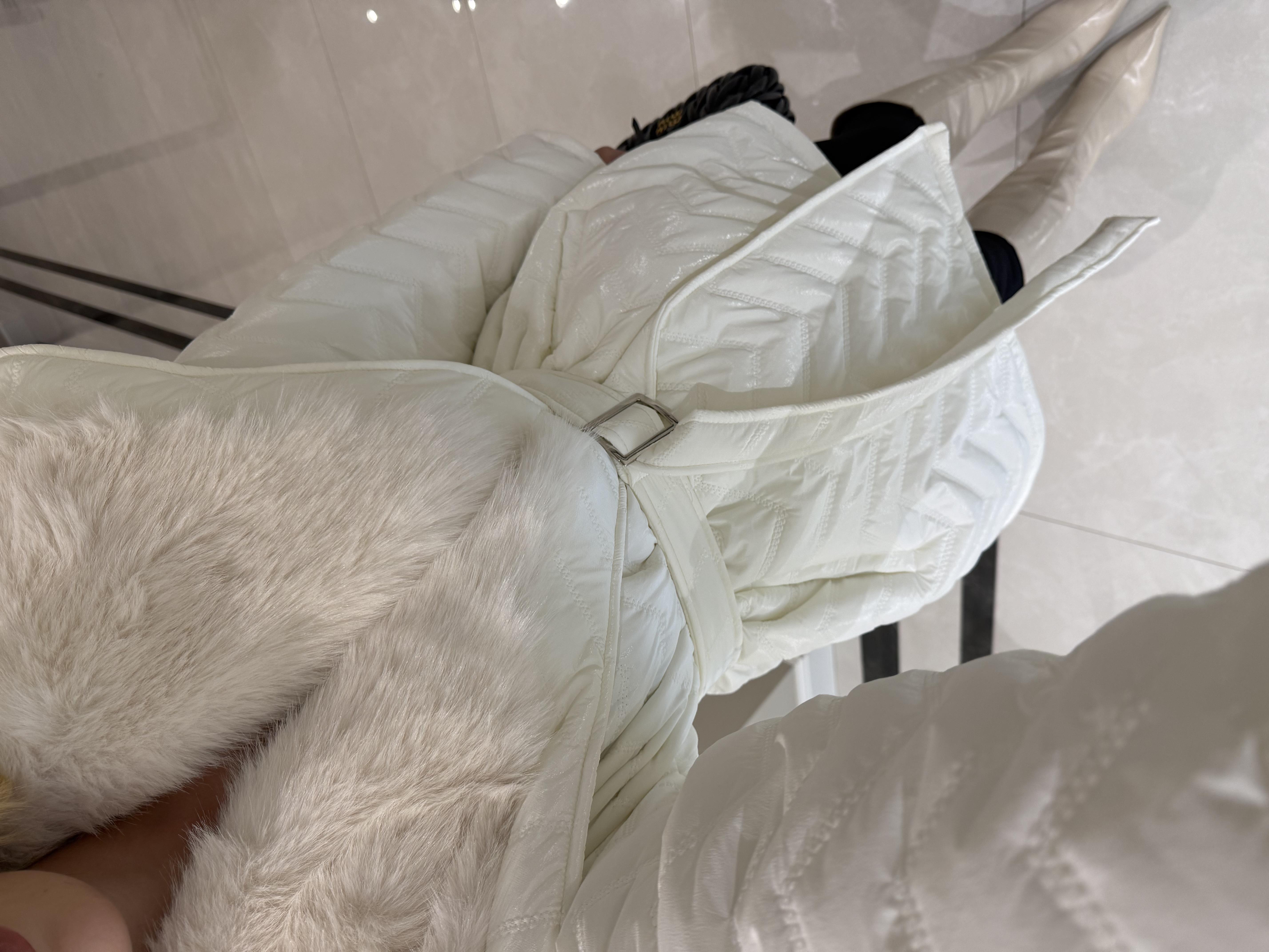 Ekru Rugan Kürk Detaylı Şişme Mont