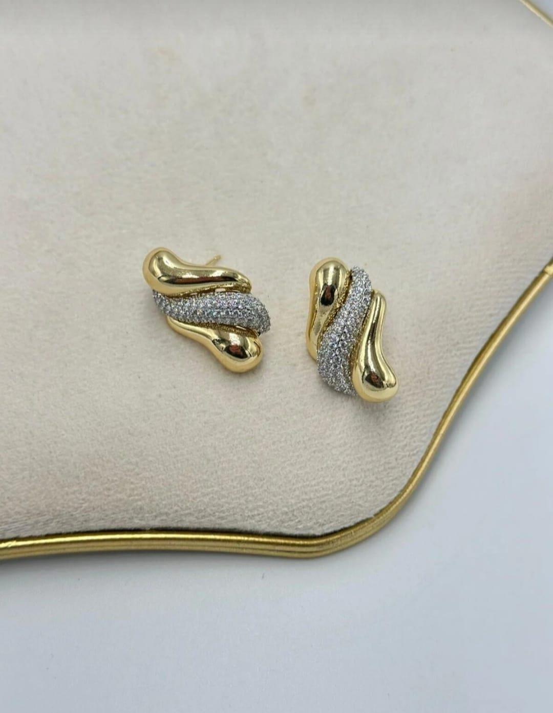 Gold Taşlı Marka Model Küpe