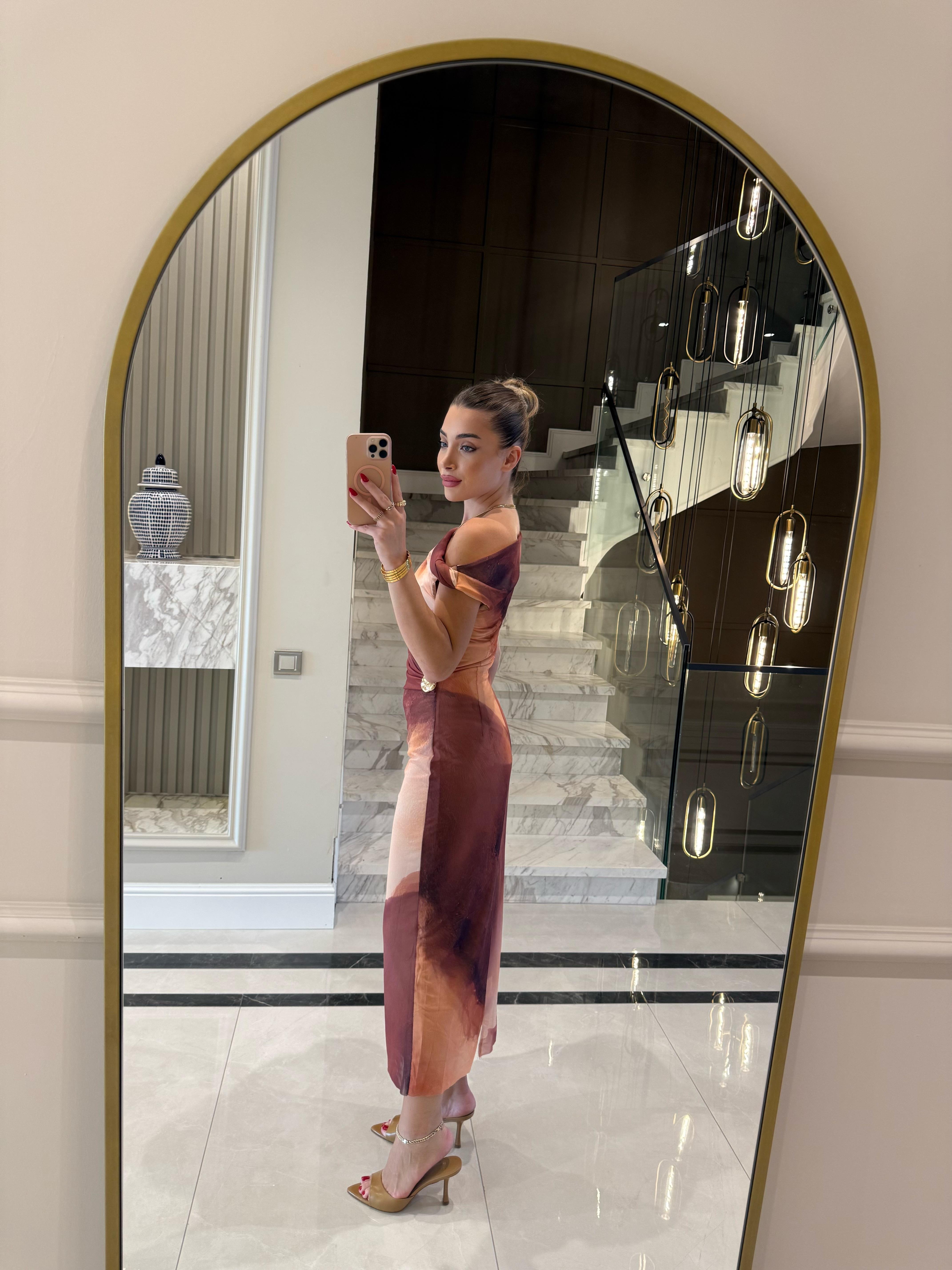 Kahve Batik Desenli Drapeli Marka Model Elbise 