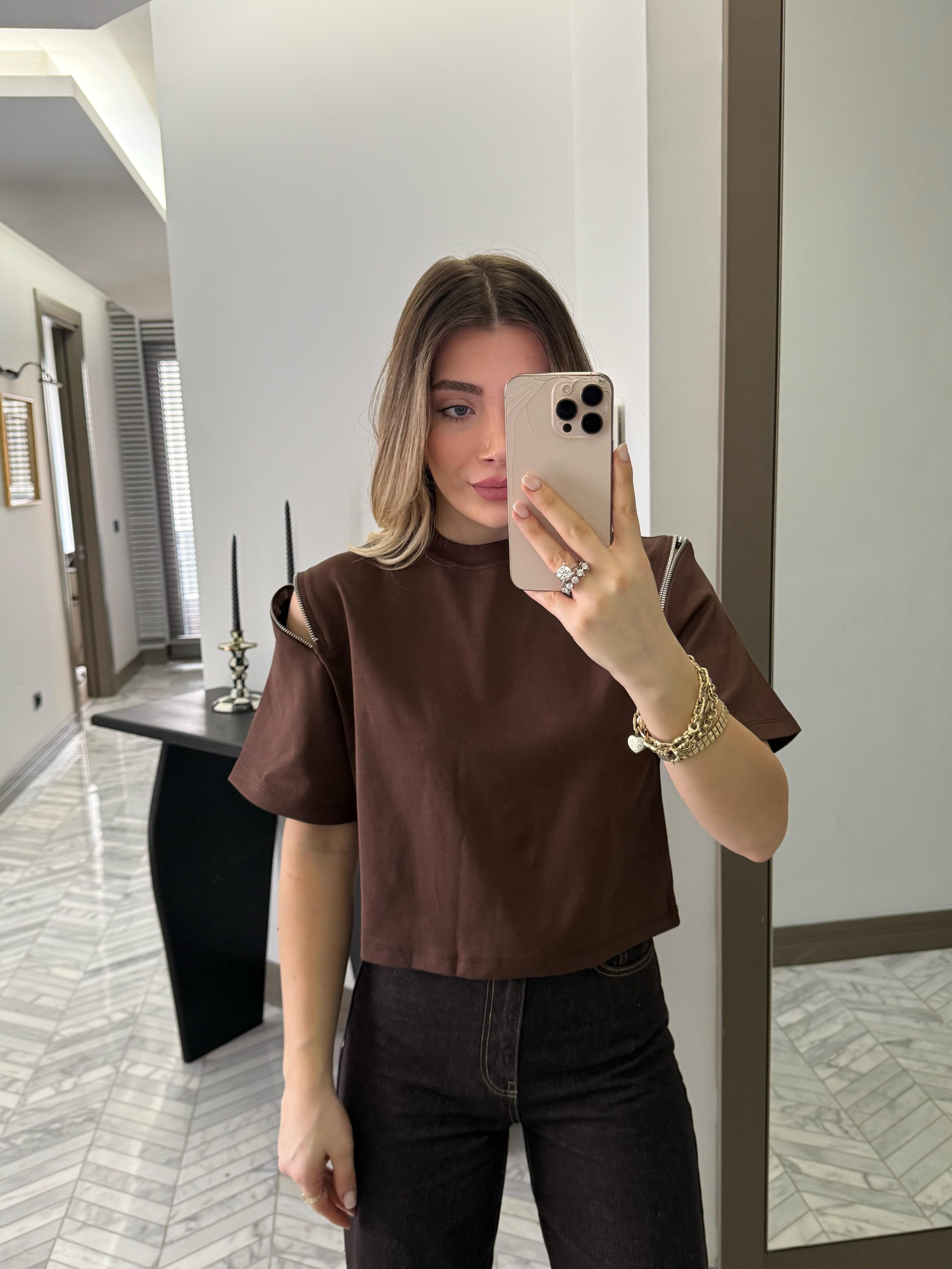 Kahve Rengi Omzu Fermuarlı Tişört- 251005