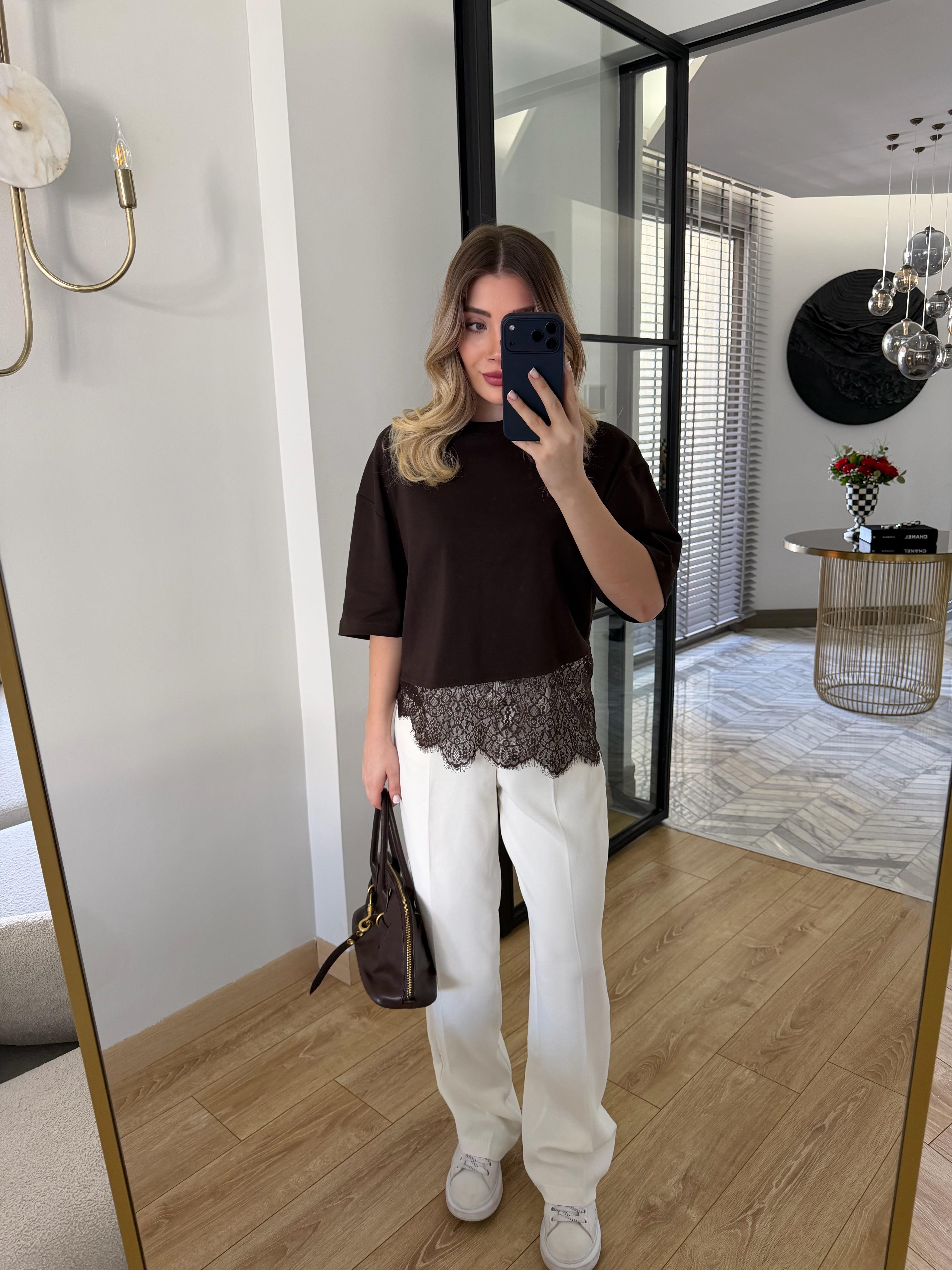 Kahverengi Altı Dantelli Kısa Kollu Bluz