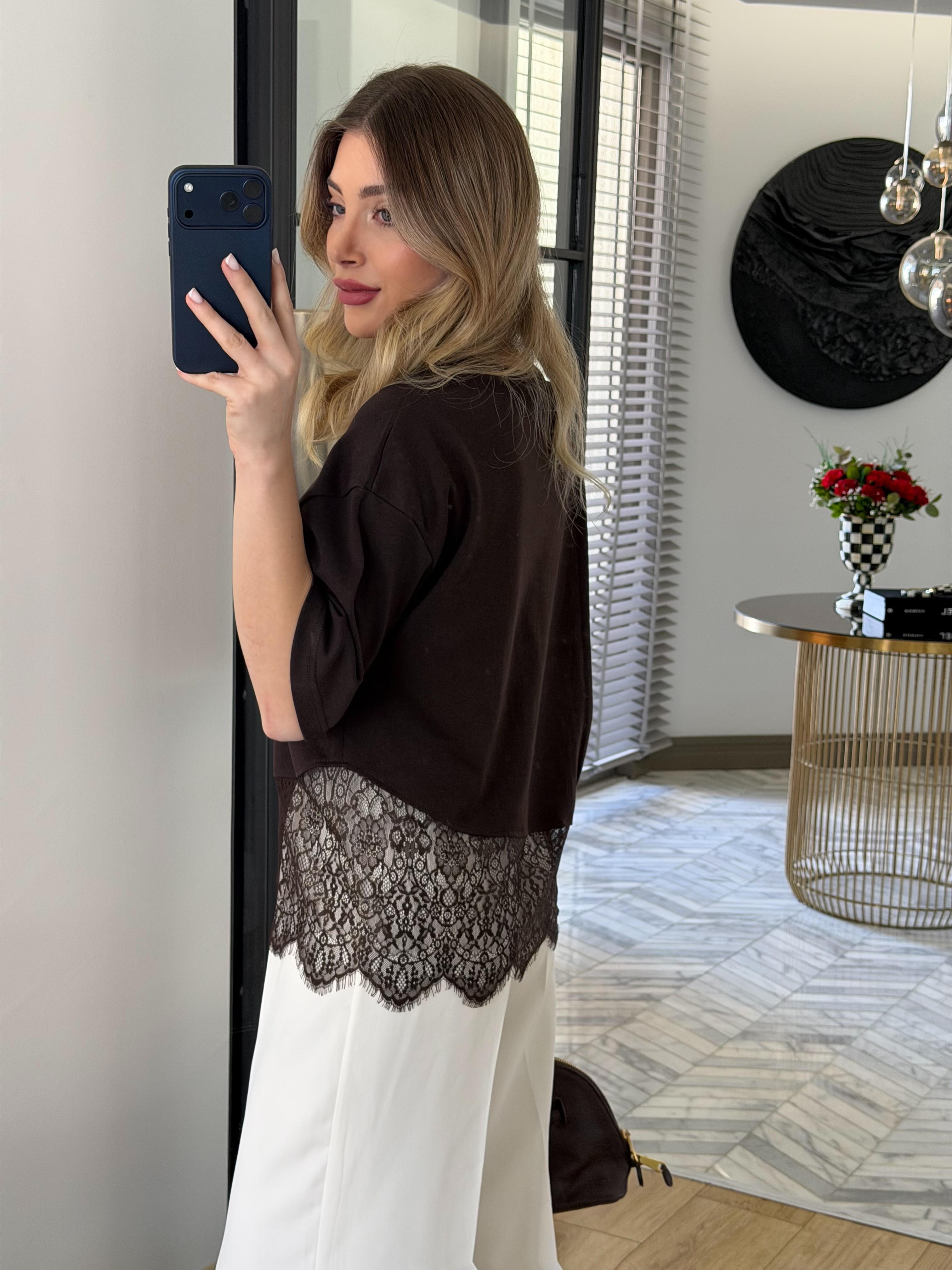 Kahverengi Altı Dantelli Kısa Kollu Bluz