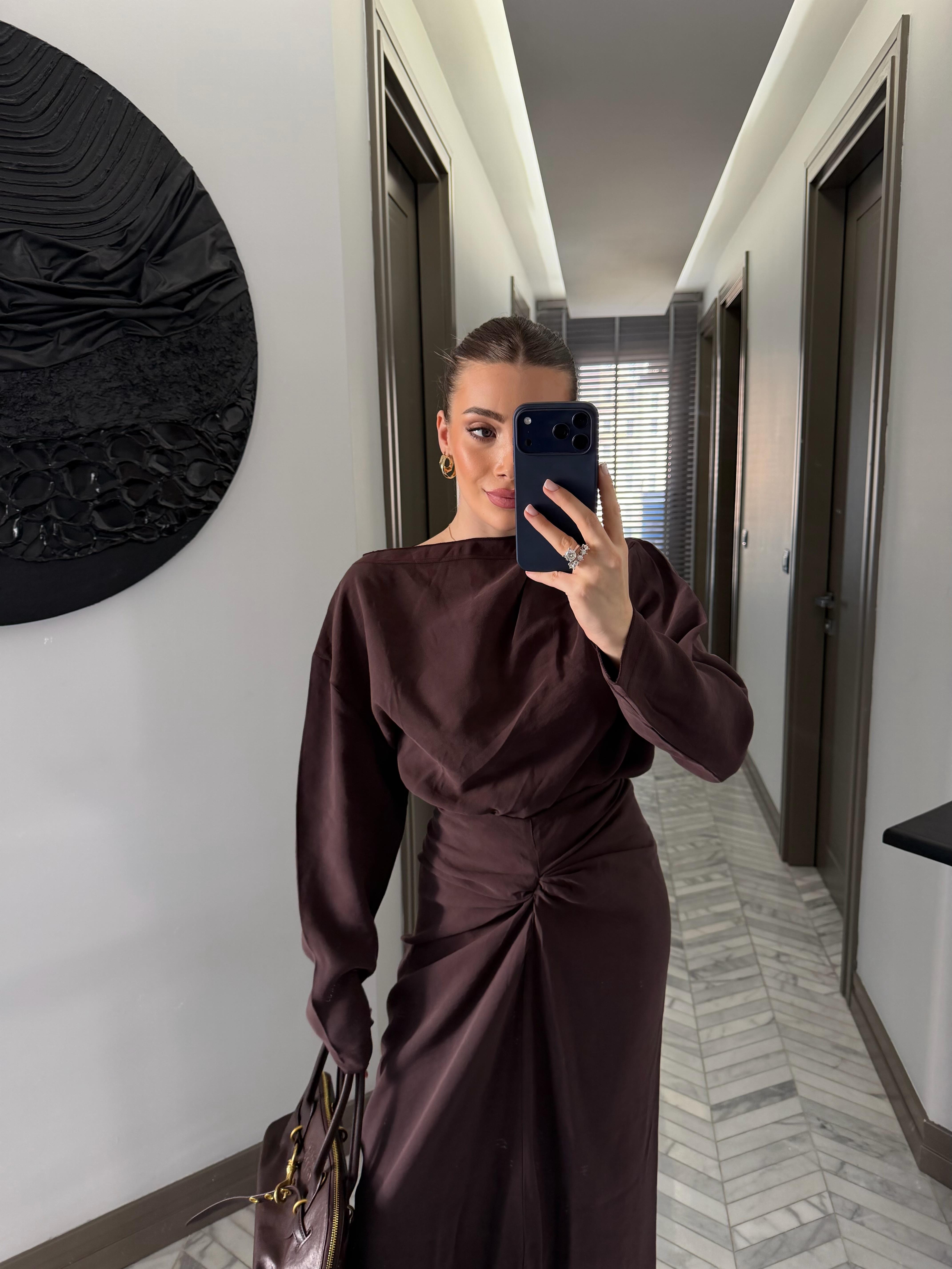 Kahverengi Asimetrik Burgu Detaylı Etek-Bluz Takım