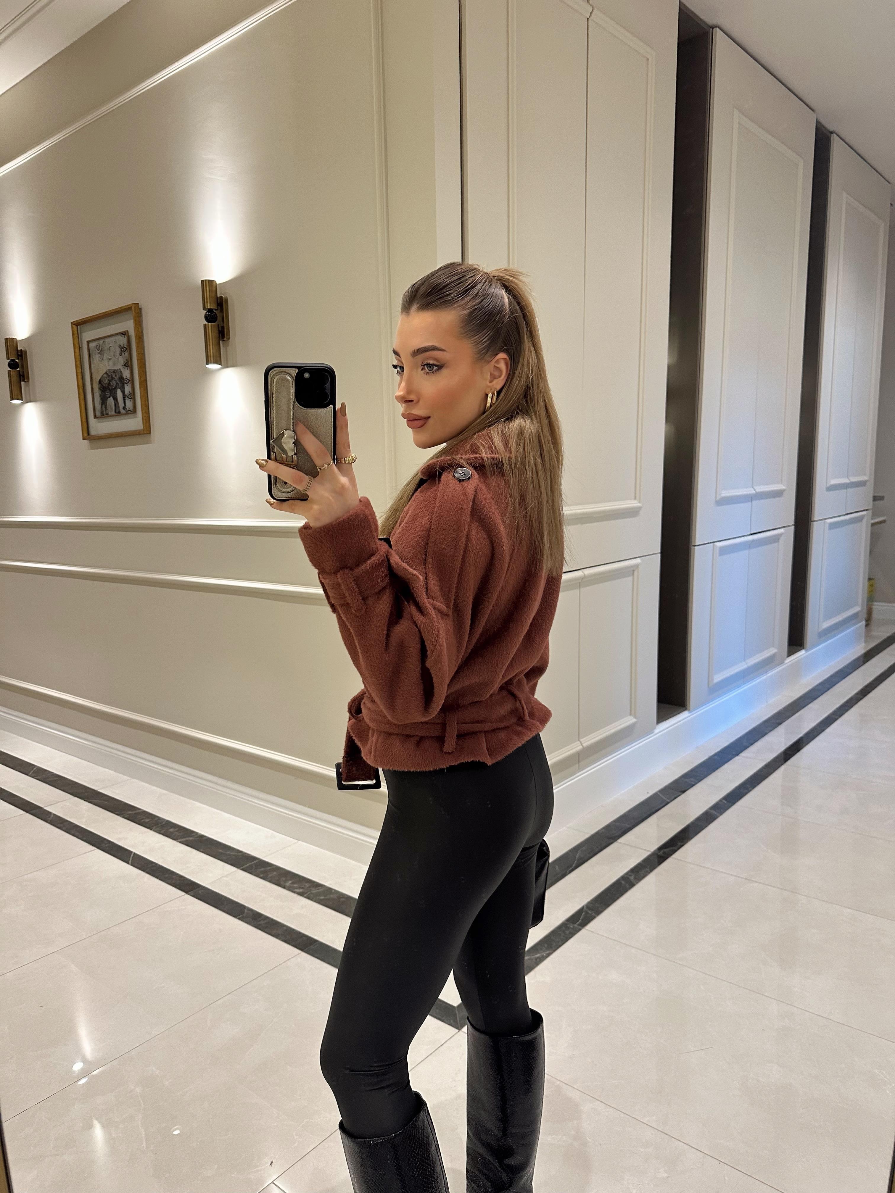 Marka Model Bordo Kemer Detaylı Kısa Yumoş Kaşe Ceket