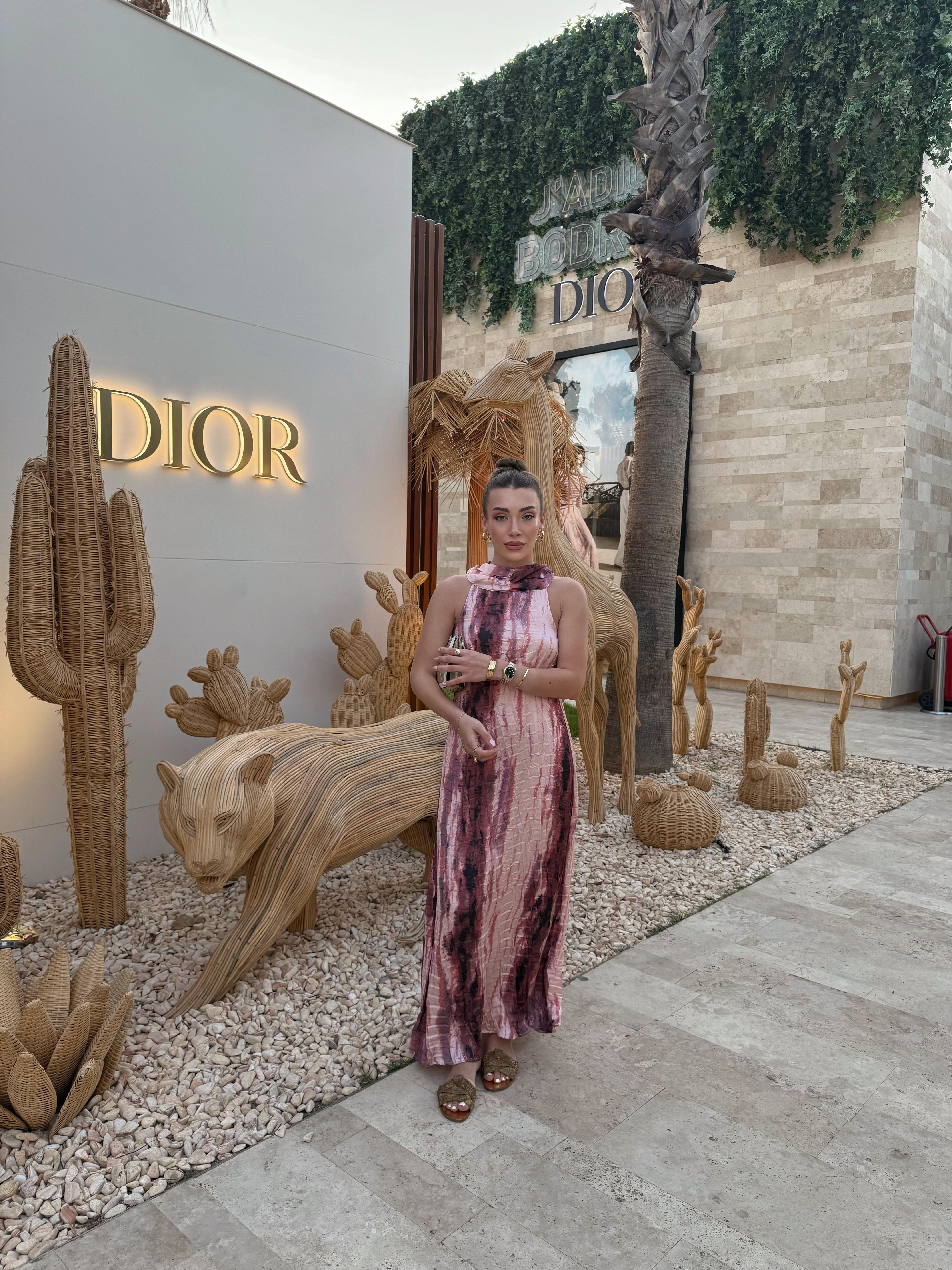 Saten Boyun Detaylı Batik Desenli Elbise