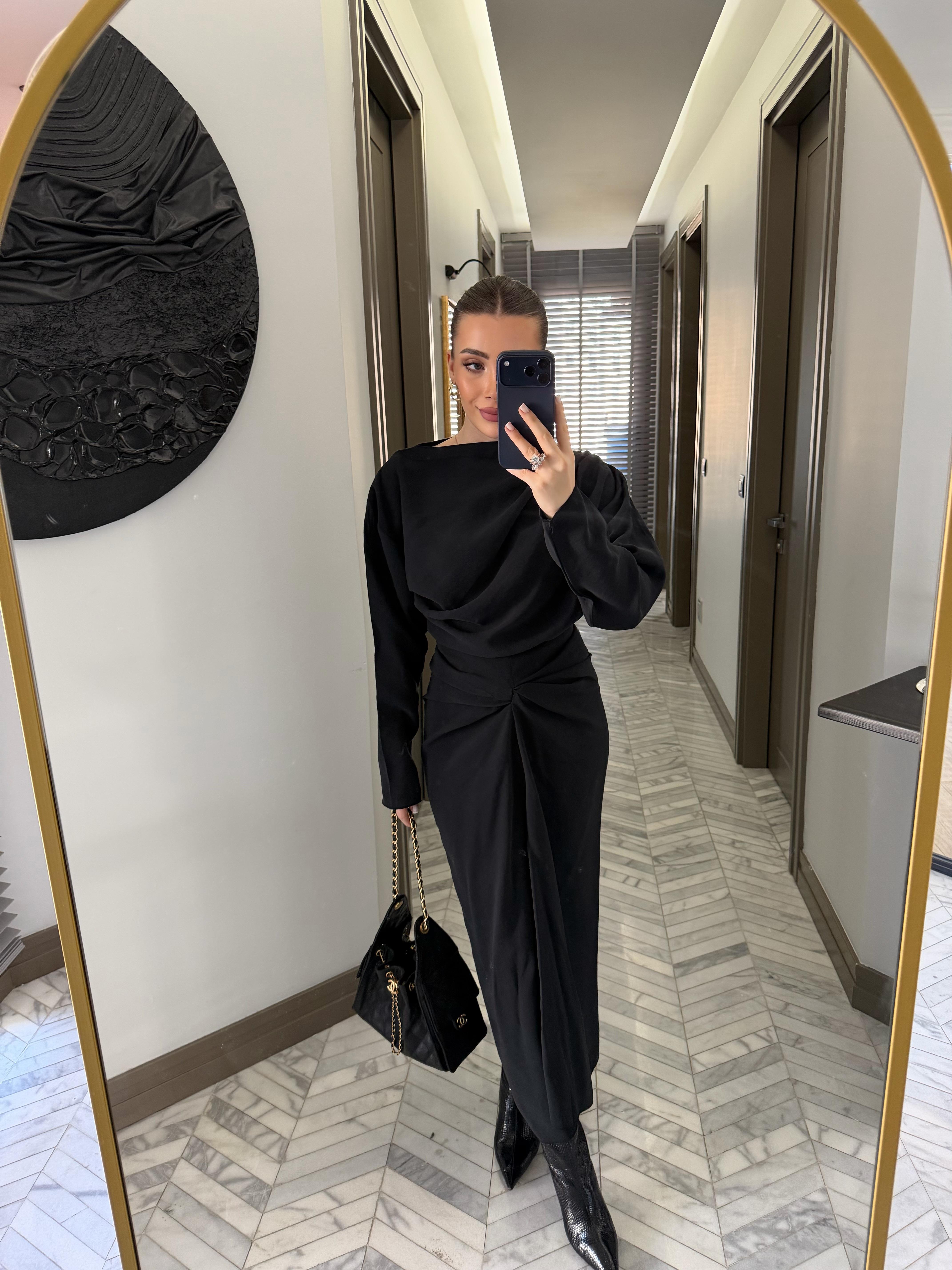Siyah  Asimetrik Burgu Detaylı Etek-Bluz Takım