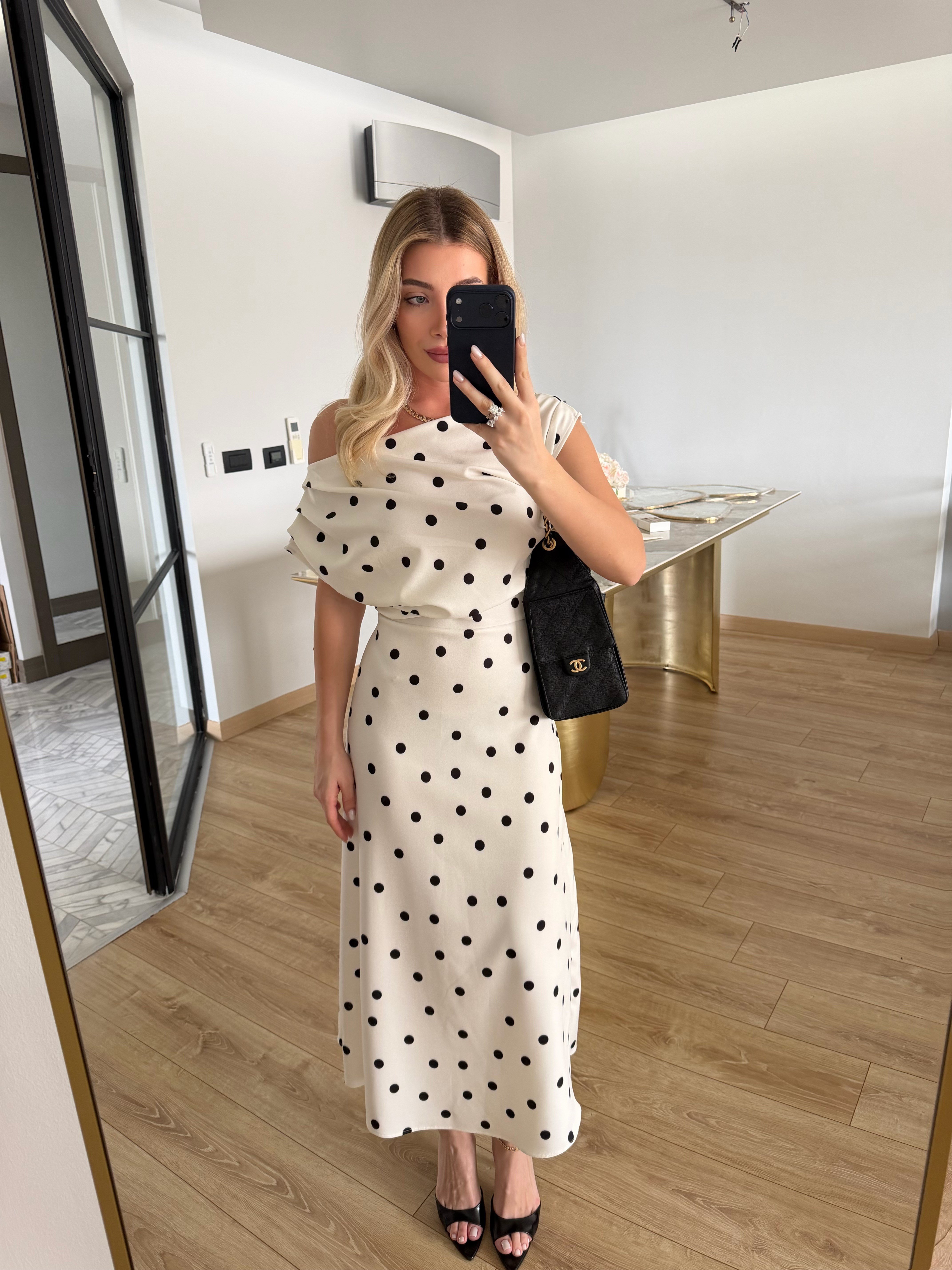 Siyah -Beyaz Puntiyeli Uzun Elbise- ÖN SİPARİŞ ÜRÜNÜDÜR KARGO ÇIKIŞI 29.04.2026 TARİHİNDE OLACAKTIR