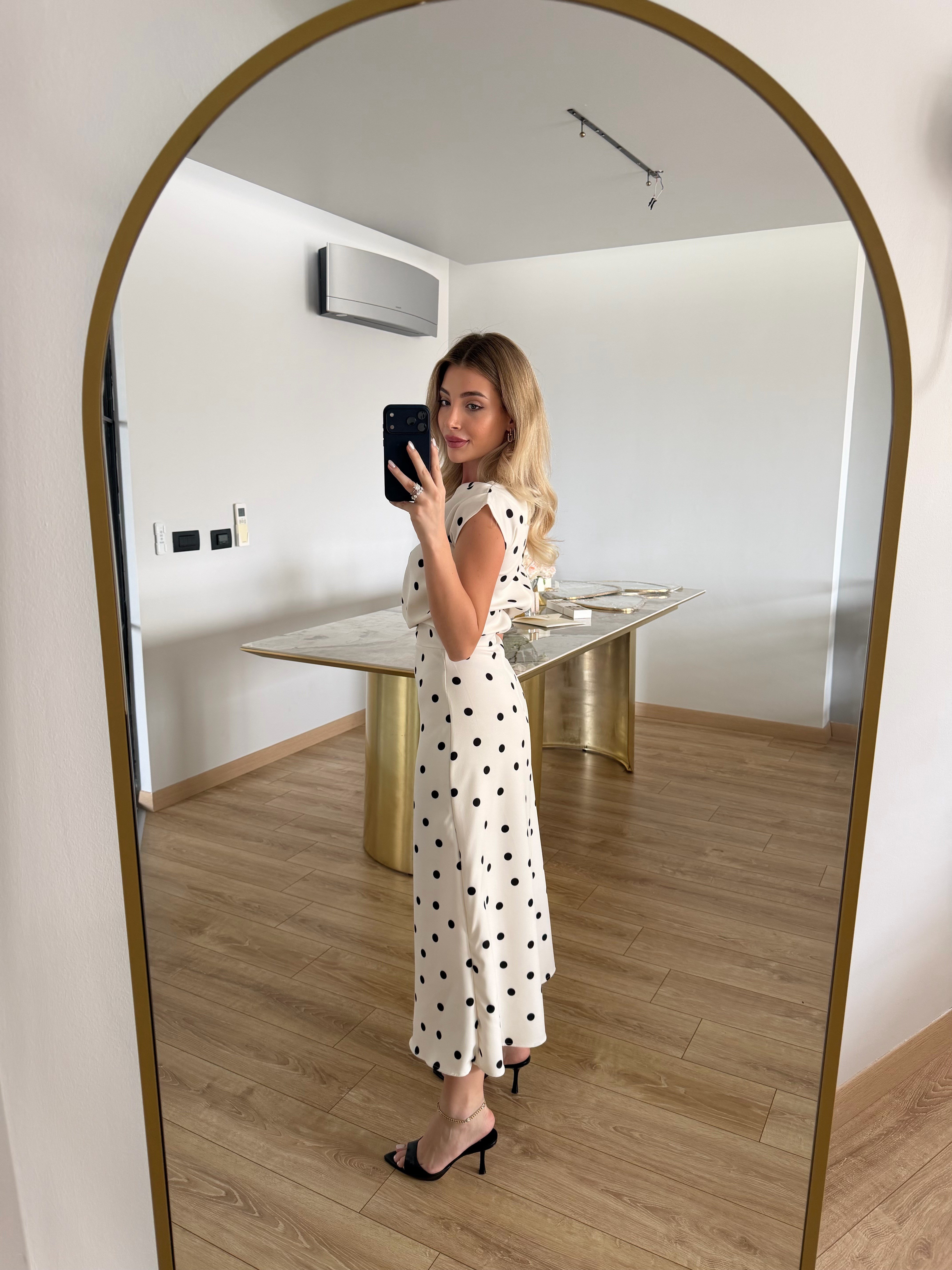 Siyah -Beyaz Puntiyeli Uzun Elbise- ÖN SİPARİŞ ÜRÜNÜDÜR KARGO ÇIKIŞI 29.04.2026 TARİHİNDE OLACAKTIR