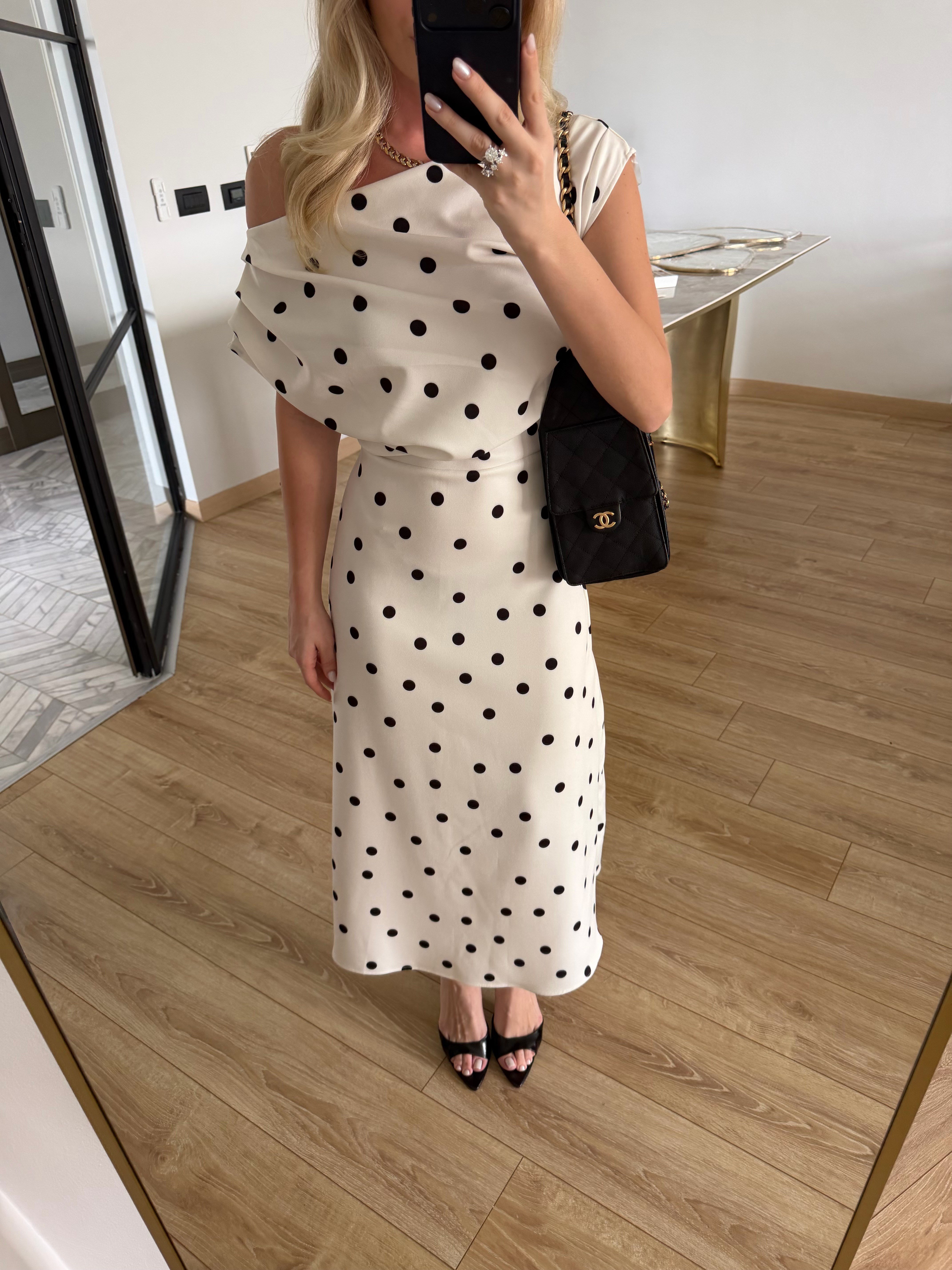 Siyah -Beyaz Puntiyeli Uzun Elbise- ÖN SİPARİŞ ÜRÜNÜDÜR KARGO ÇIKIŞI 29.04.2026 TARİHİNDE OLACAKTIR