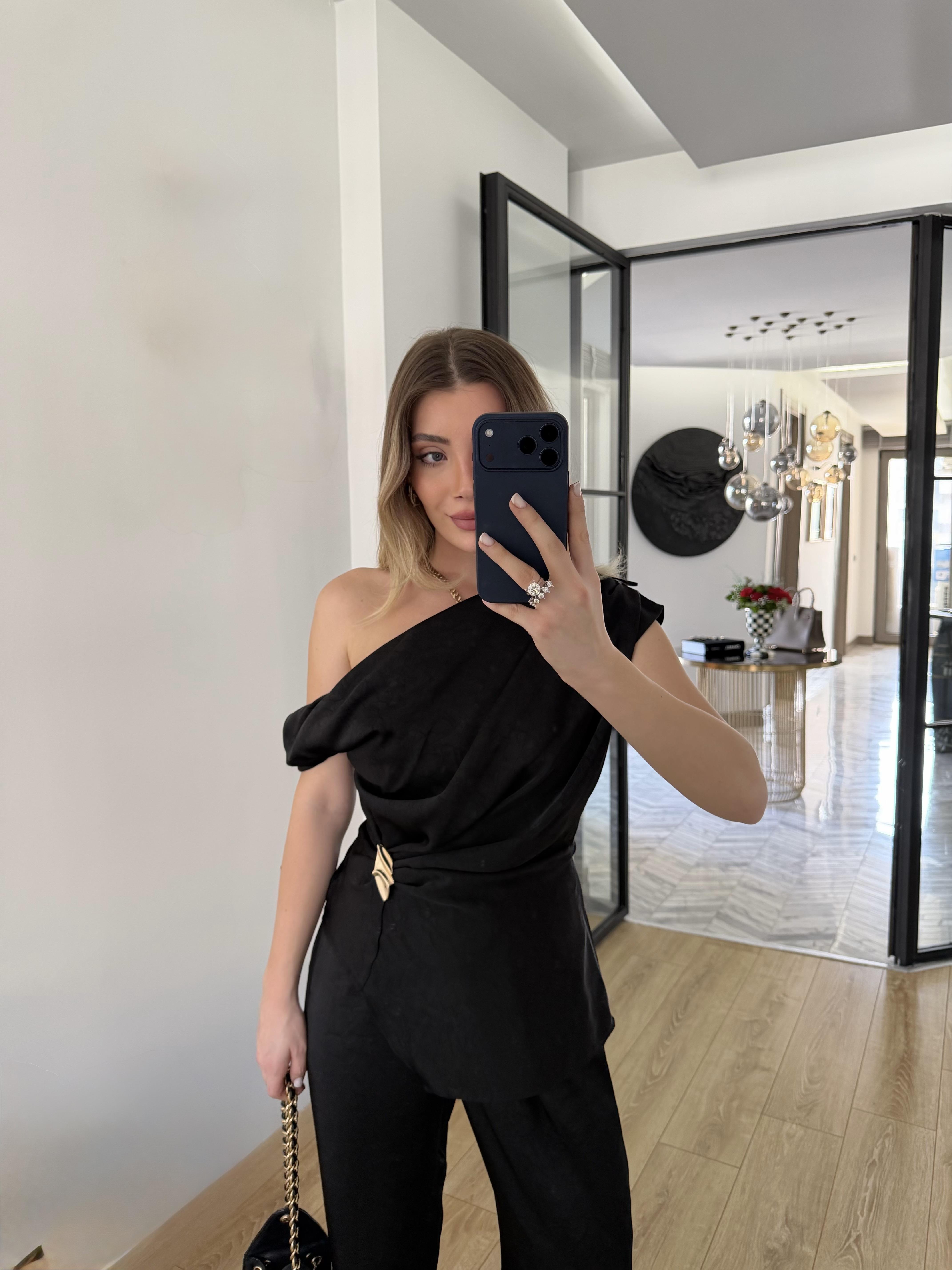 Siyah Broş Detaylı Degaje Yaka Saten Takım 