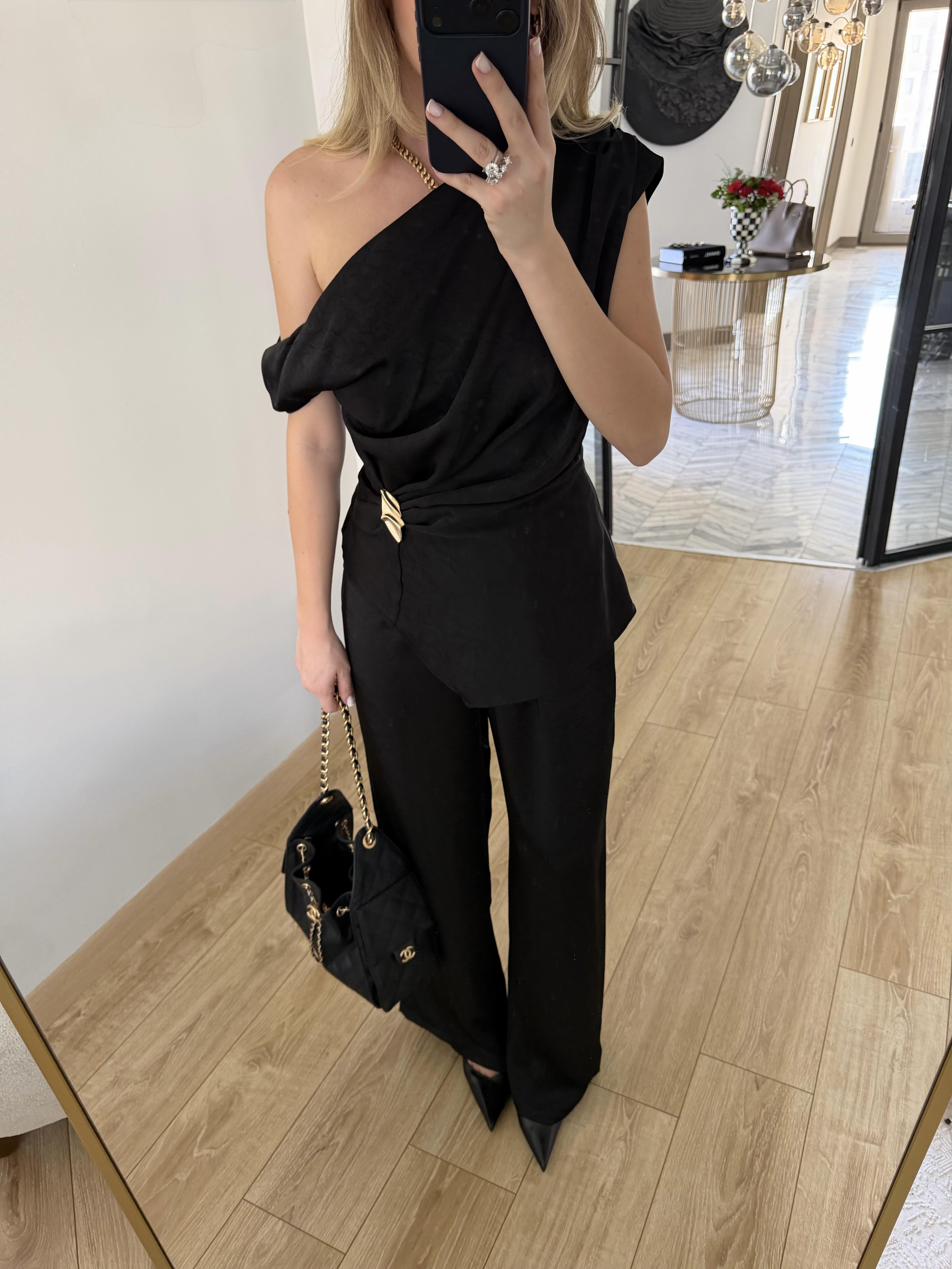 Siyah Broş Detaylı Degaje Yaka Saten Takım 
