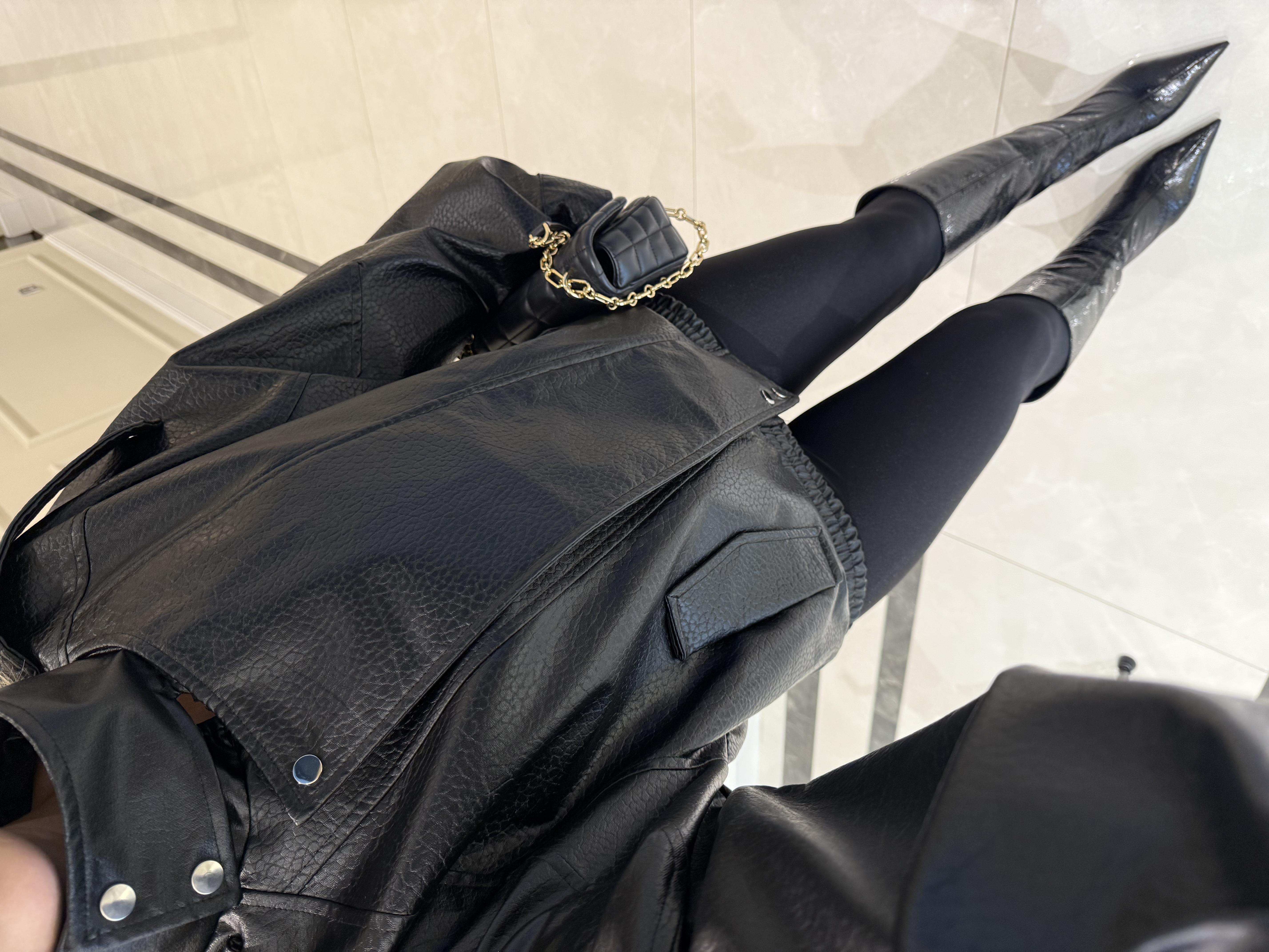 Siyah Dik Yakalı Deri Ceket