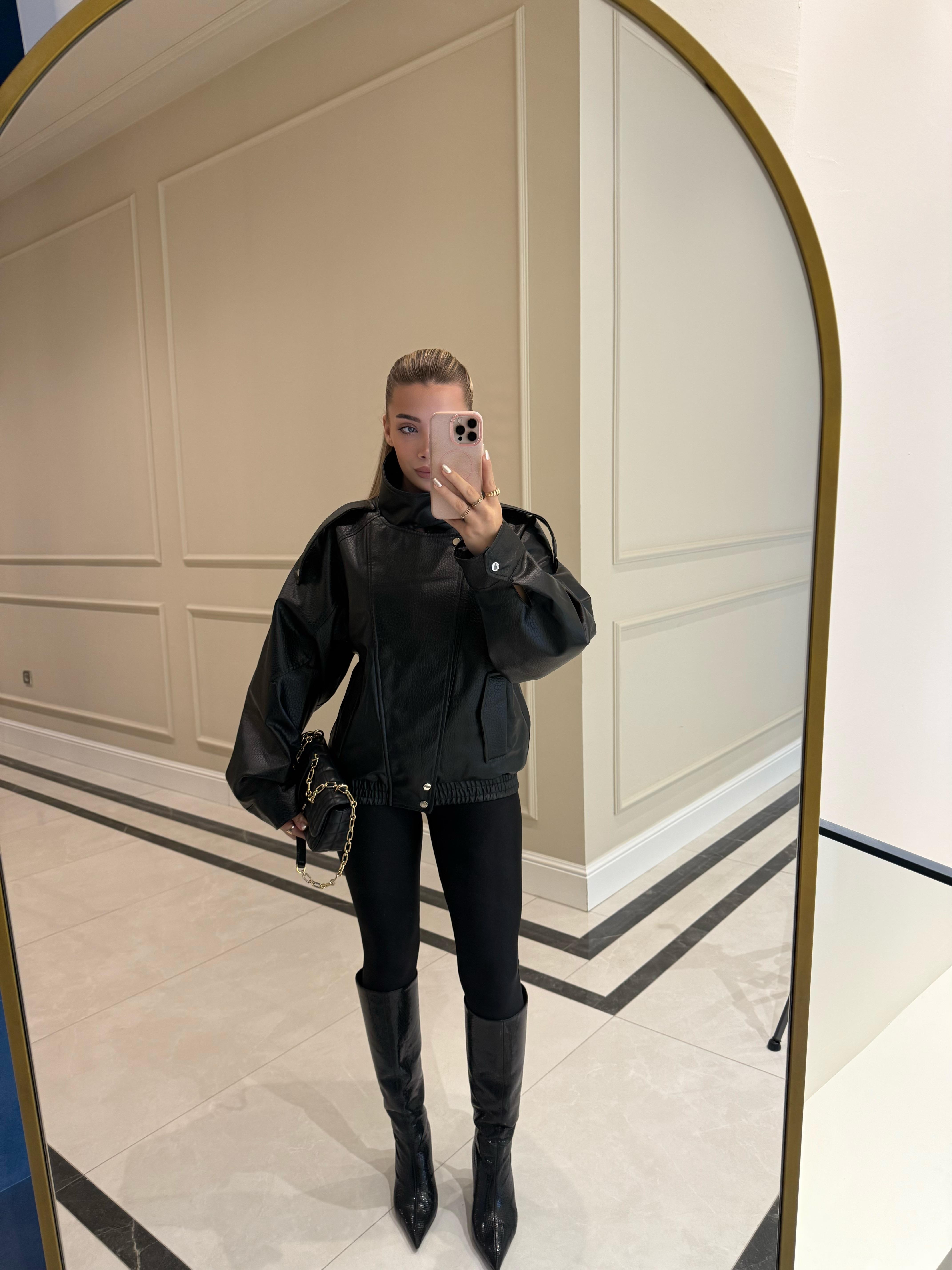 Siyah Dik Yakalı Deri Ceket