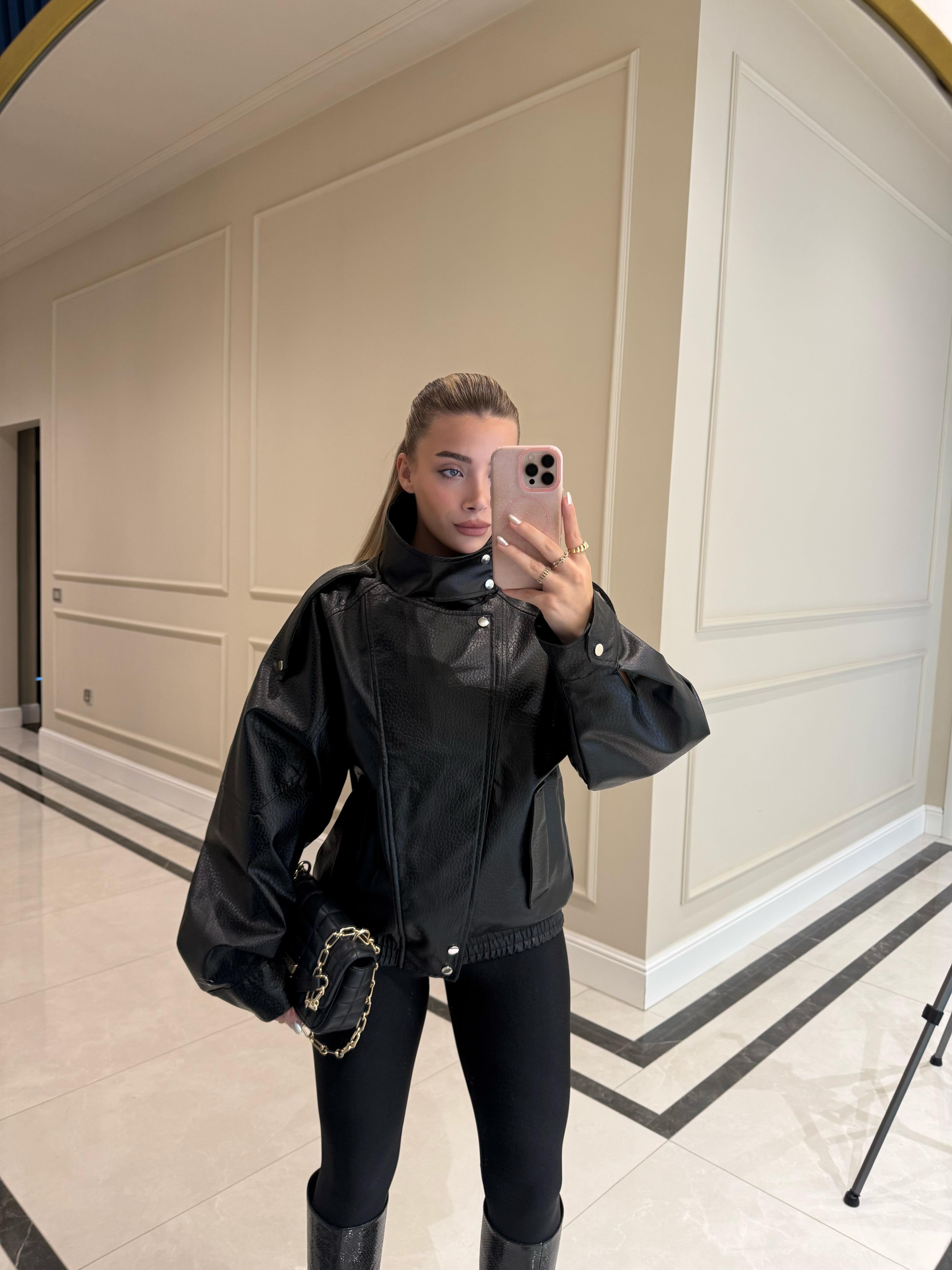 Siyah Dik Yakalı Deri Ceket