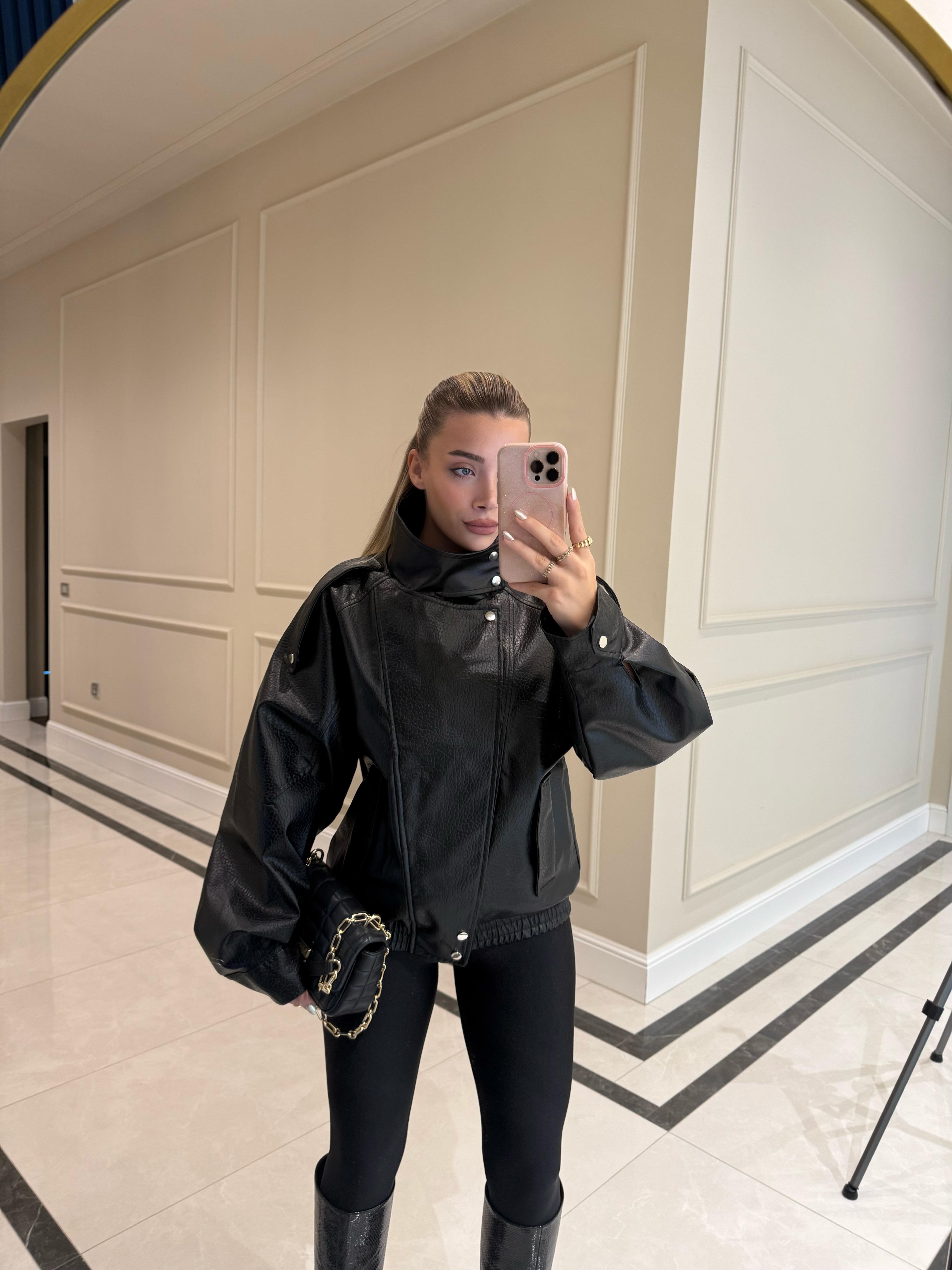 Siyah Dik Yakalı Deri Ceket