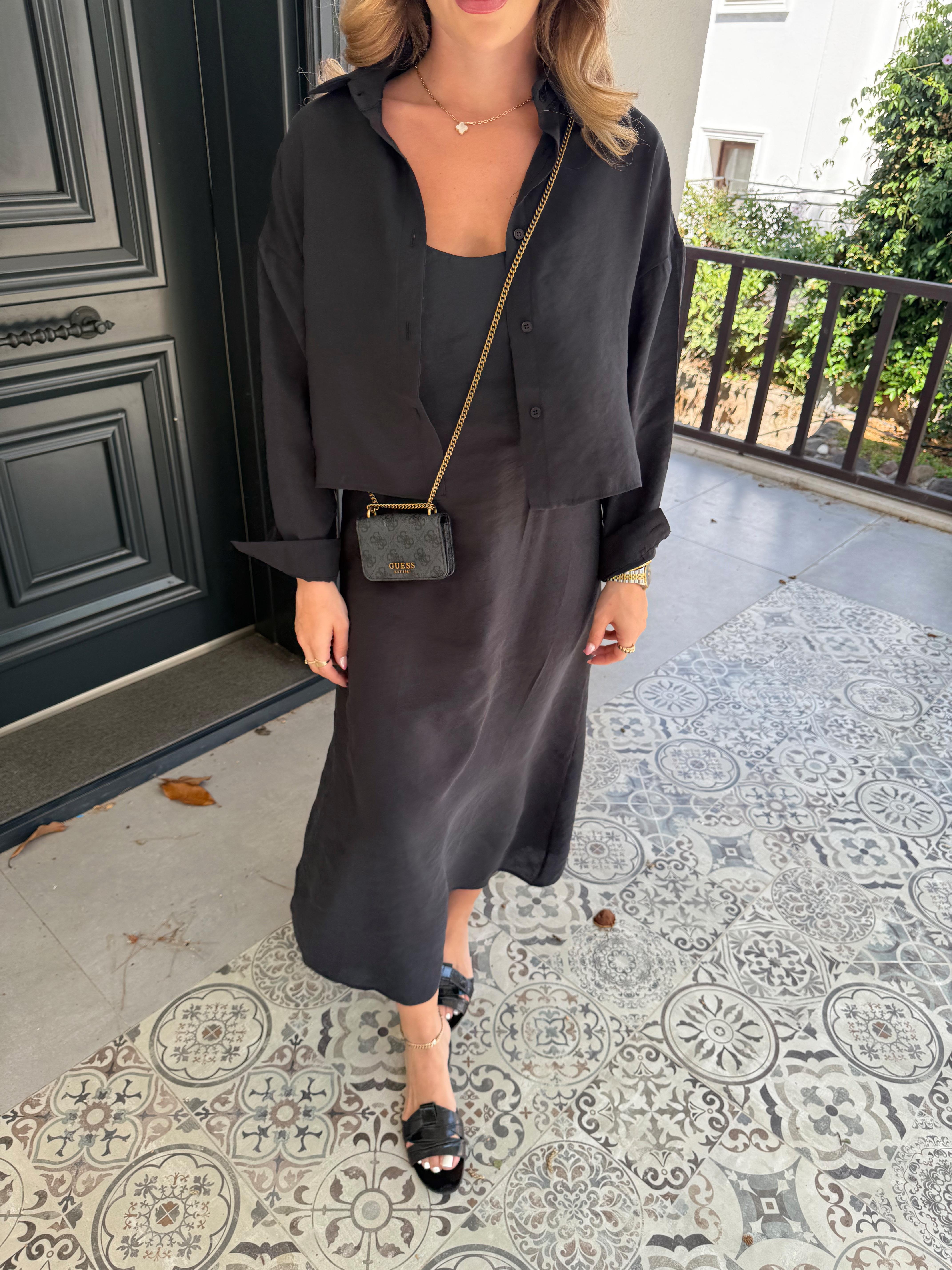 Siyah Gömlekli İp Askılı Elbise