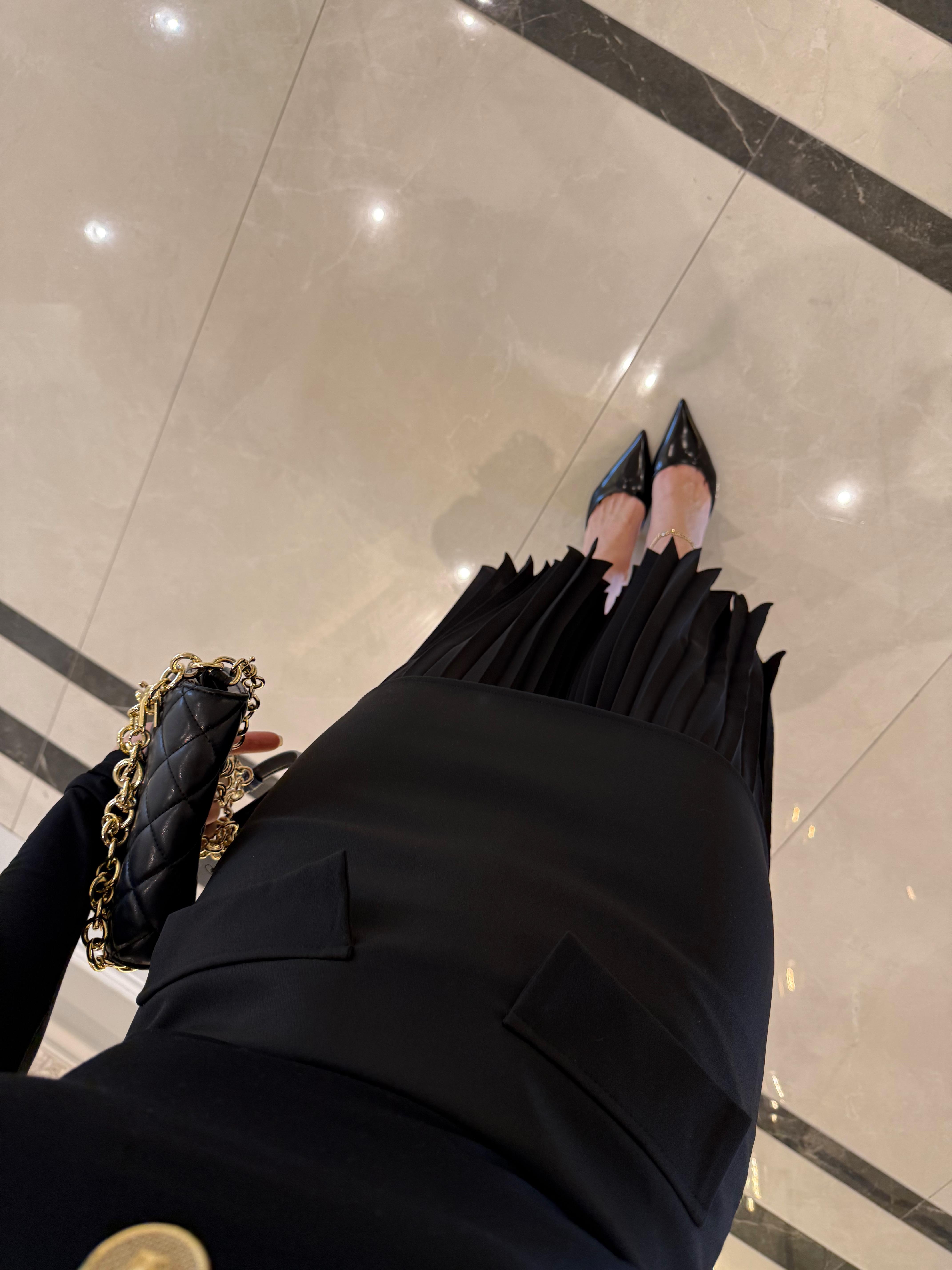 Siyah İçi Piliseli Cepli Midi Boy Etek