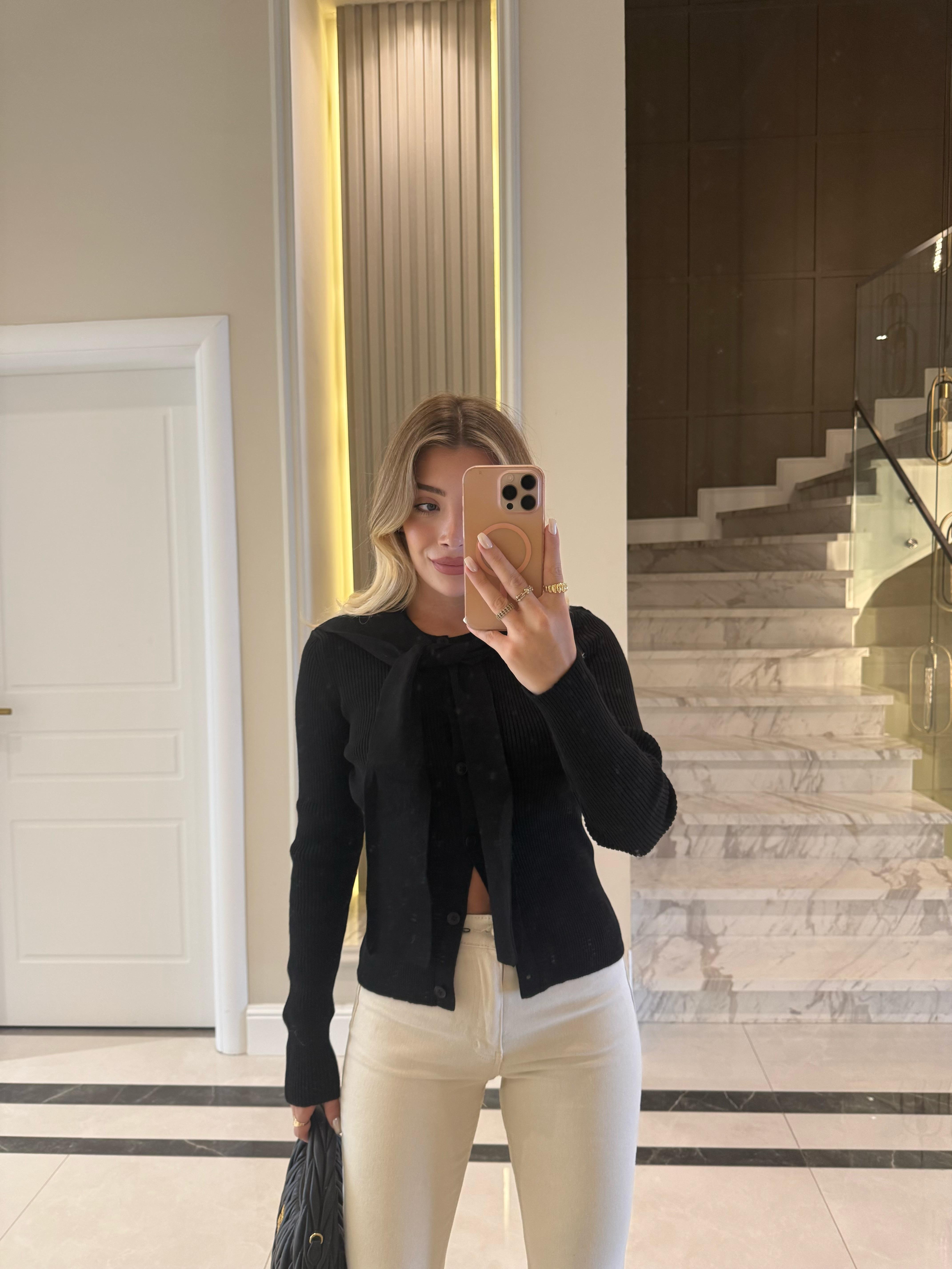 Siyah Önü Bağlamalı Hırka