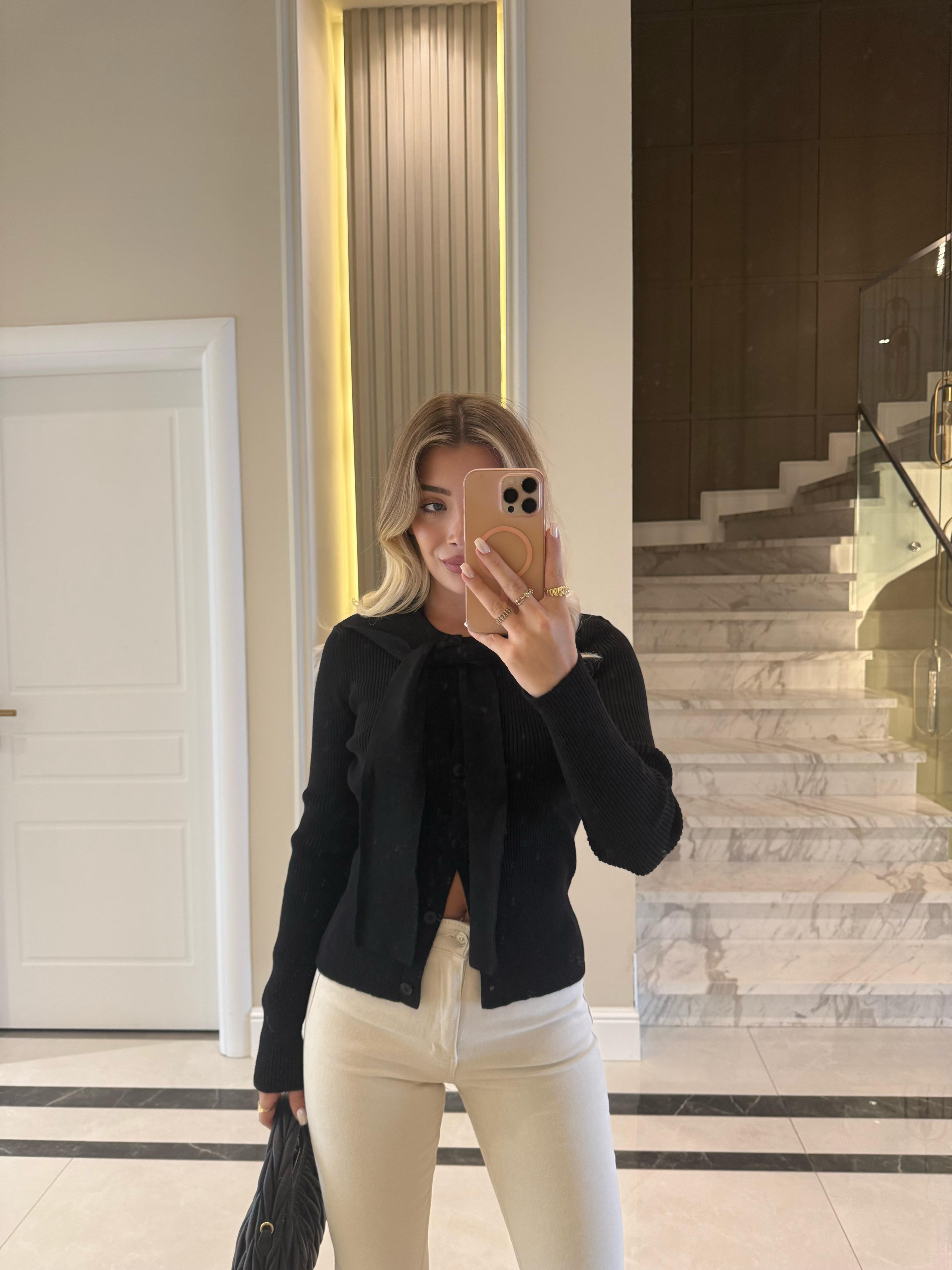 Siyah Önü Bağlamalı Hırka