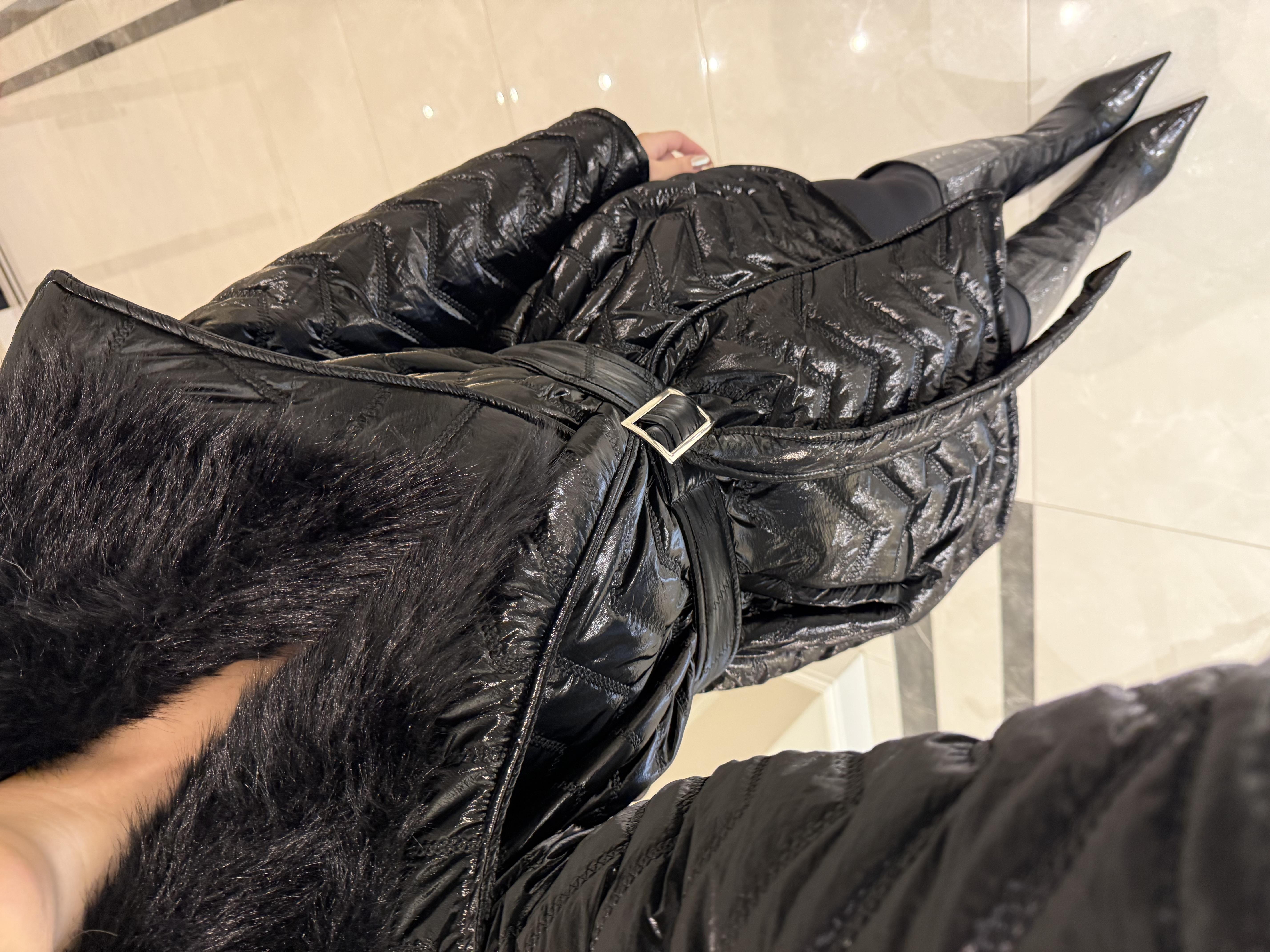 Siyah Rugan Kürk Detaylı Şişme Mont