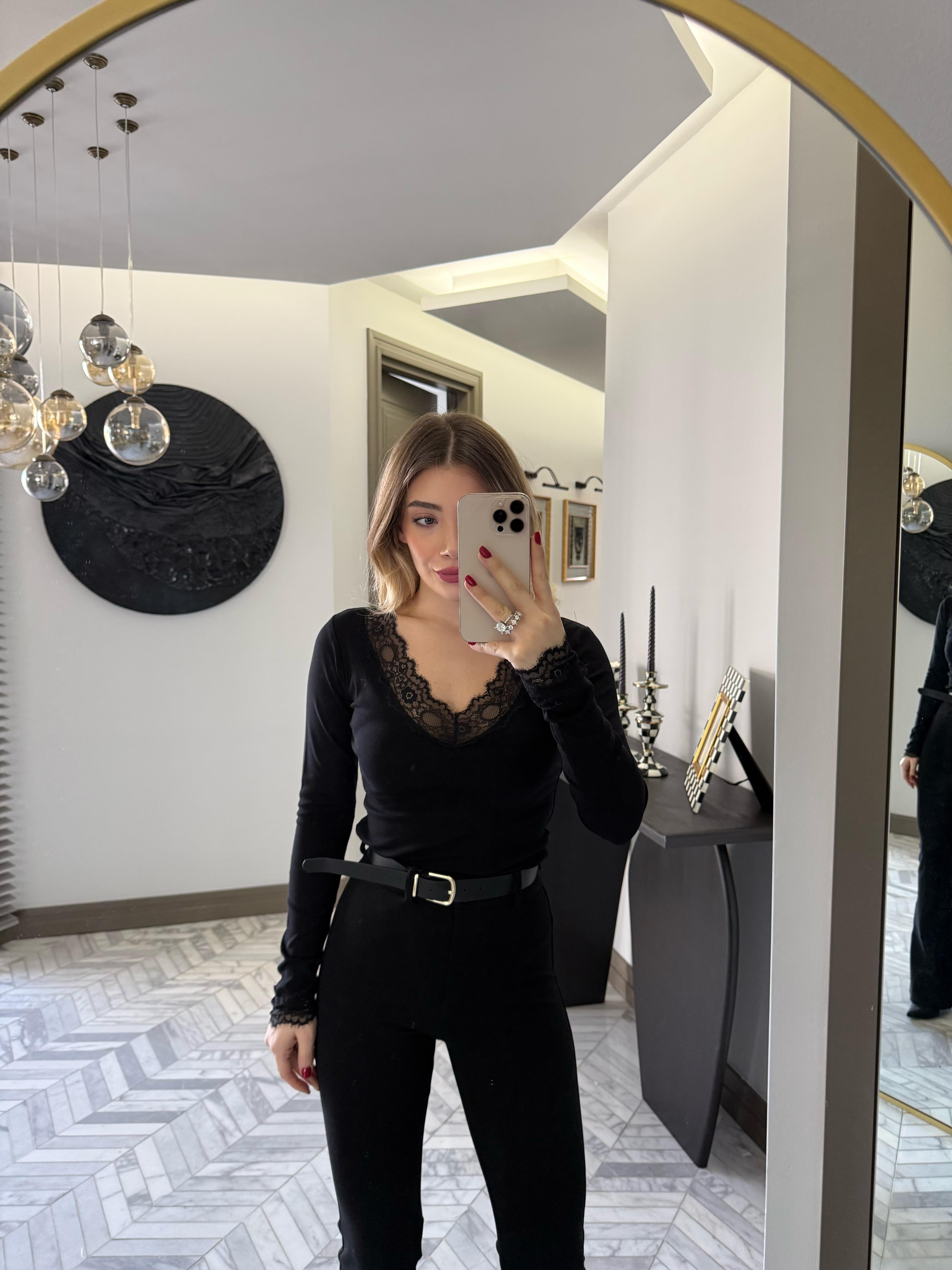 Siyah Yakadan Dantelli Bluz-1089