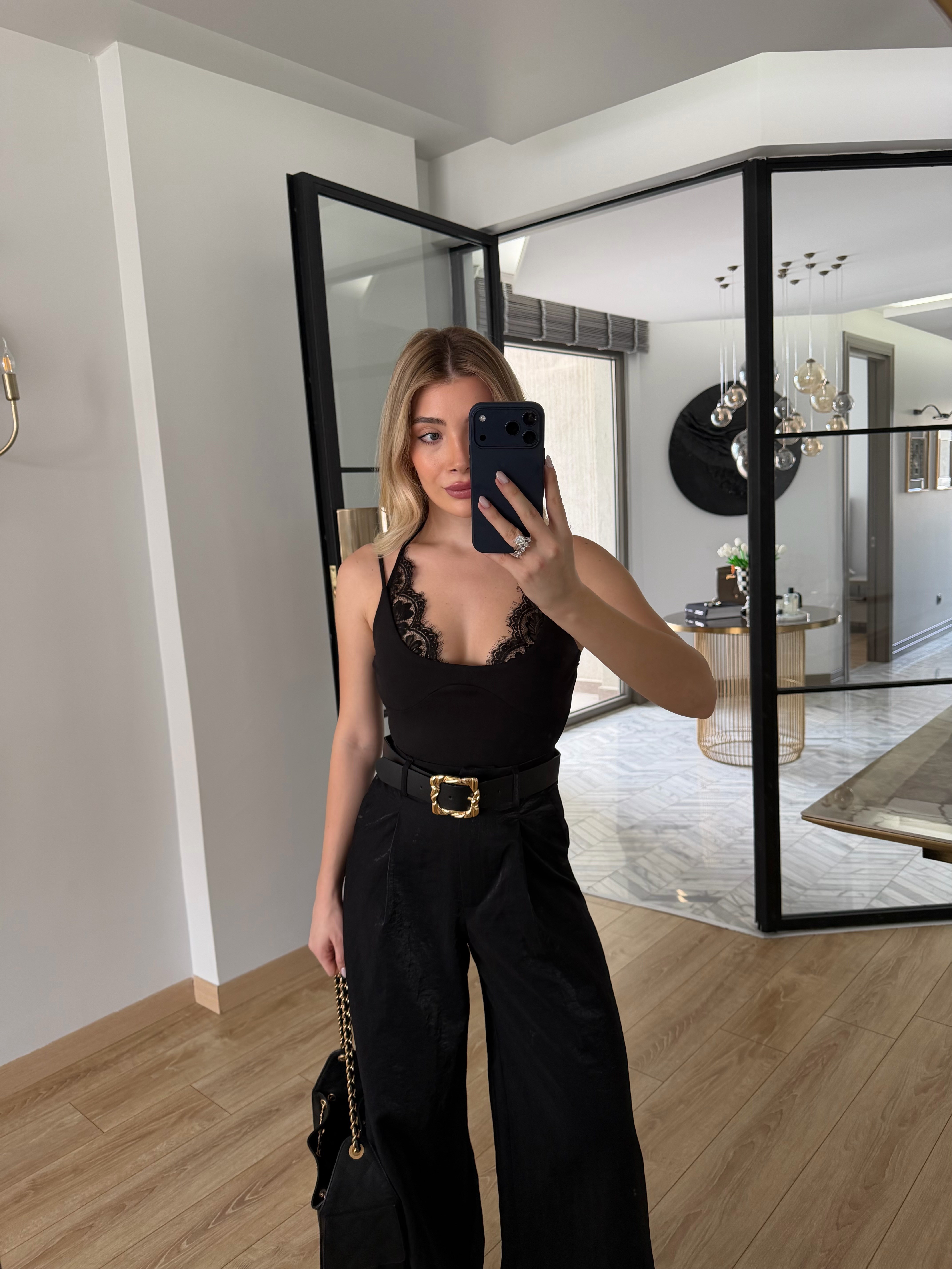 Siyah Yakası Dantelli Askılı Bodysuit