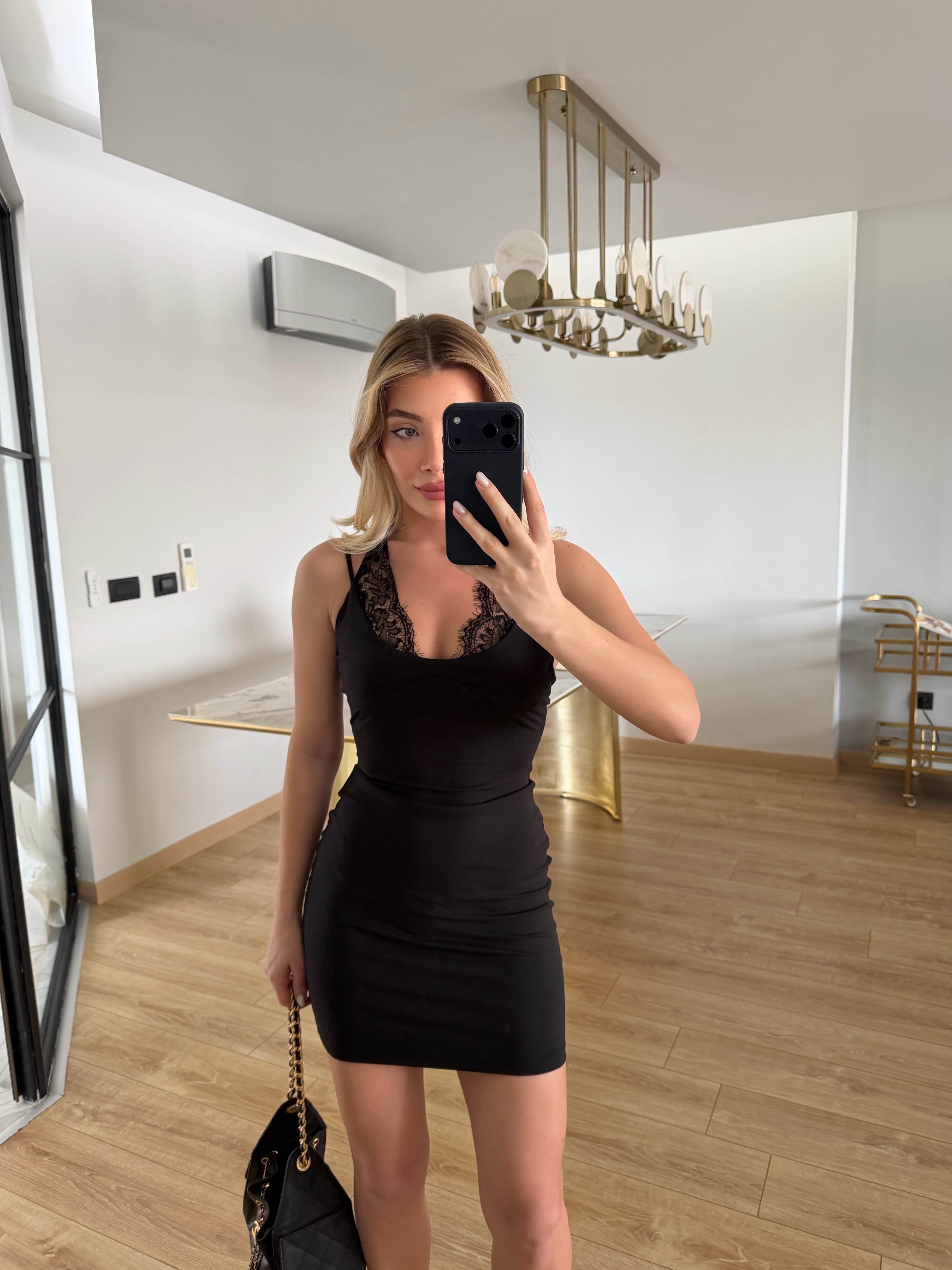 Siyah Yakası Dantelli Kısa Elbise 