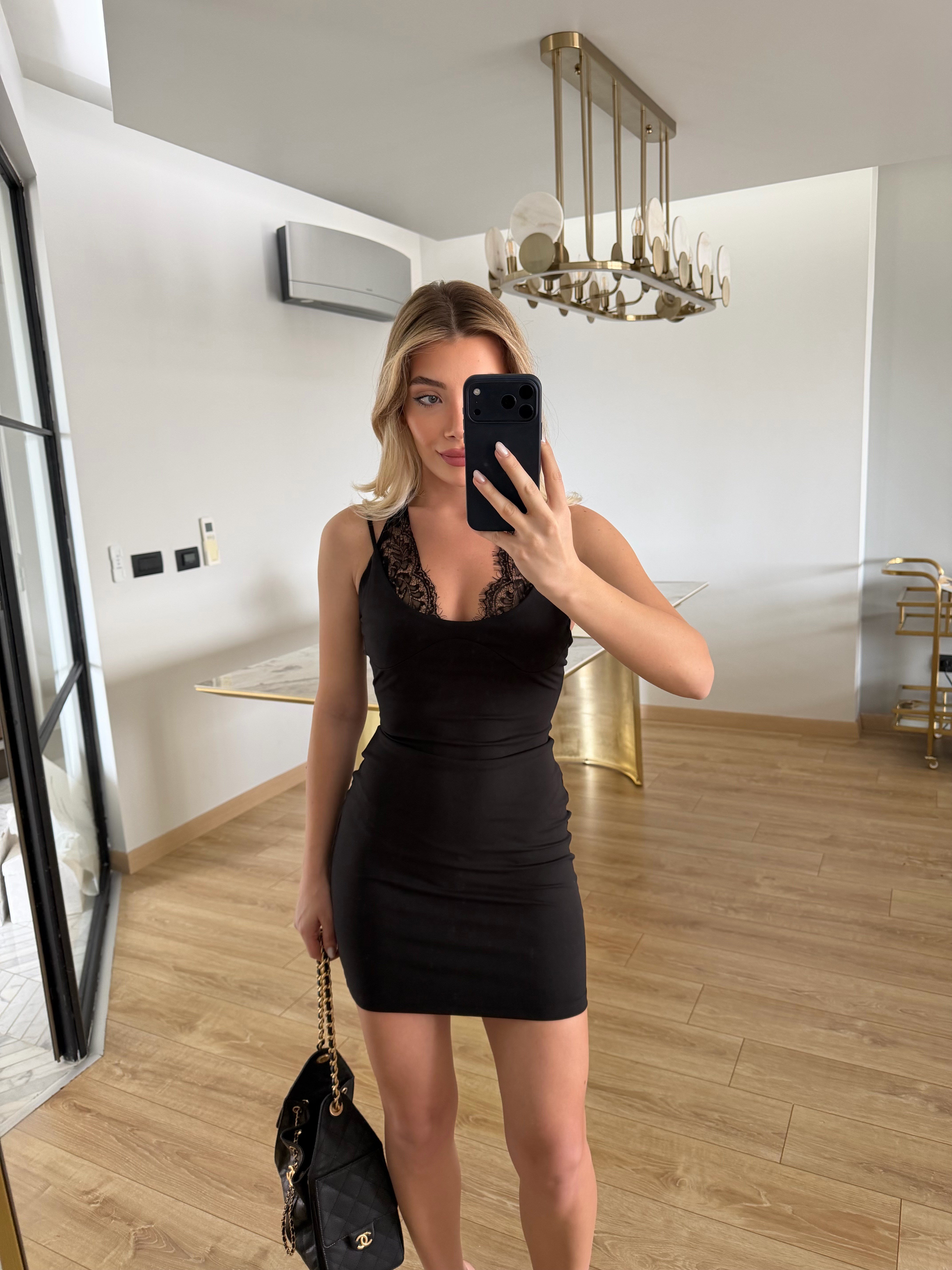 Siyah Yakası Dantelli Kısa Elbise 