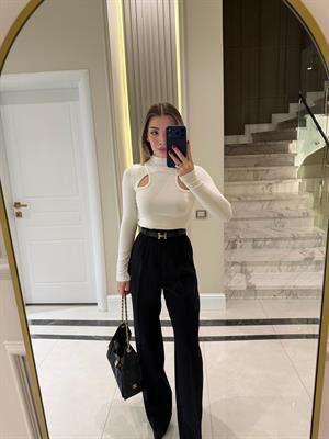 Açık Ekru Önü Pencere Detaylı Bluz-1011