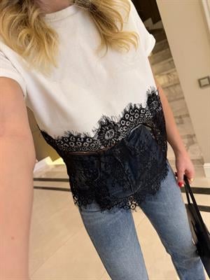 Beyaz Eteği Siyah Dantel Tişört