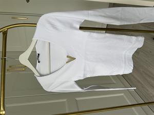 Beyaz Metal Aksesuarlı Damla Yaka Body