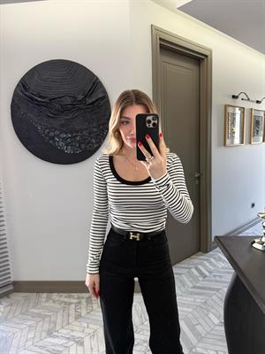 Beyaz Üzerine Siyah Çizgili Havuz Yaka Fitilli Triko Body