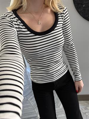 Beyaz Üzerine Siyah Çizgili Havuz Yaka Fitilli Triko Body