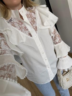 Beyaz Volanlı Dantel Detaylı Gömlek