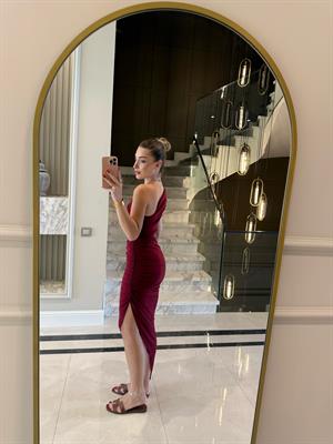 Bordo Asimetrik Kesim Drapeli Yırtmaçlı Elbise