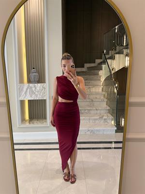 Bordo Asimetrik Kesim Drapeli Yırtmaçlı Elbise